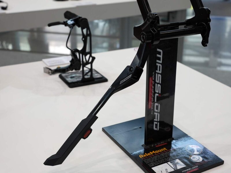 tsai jung kickstand that mounts on a bicycle thru axle