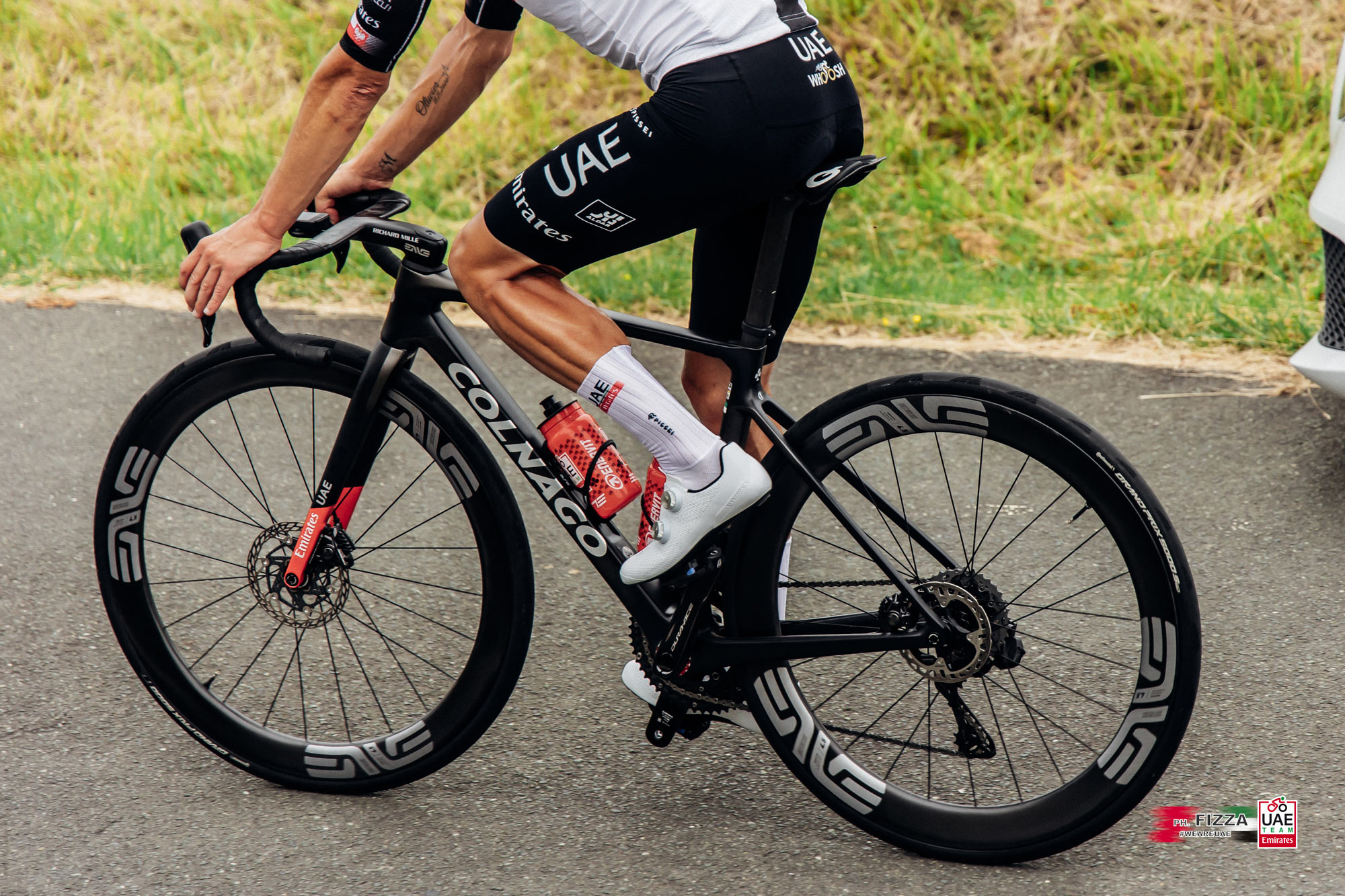 ENVE one-piece SES aero handlebar-stem cockpit for Tadej Pogacar in tour de france 2023