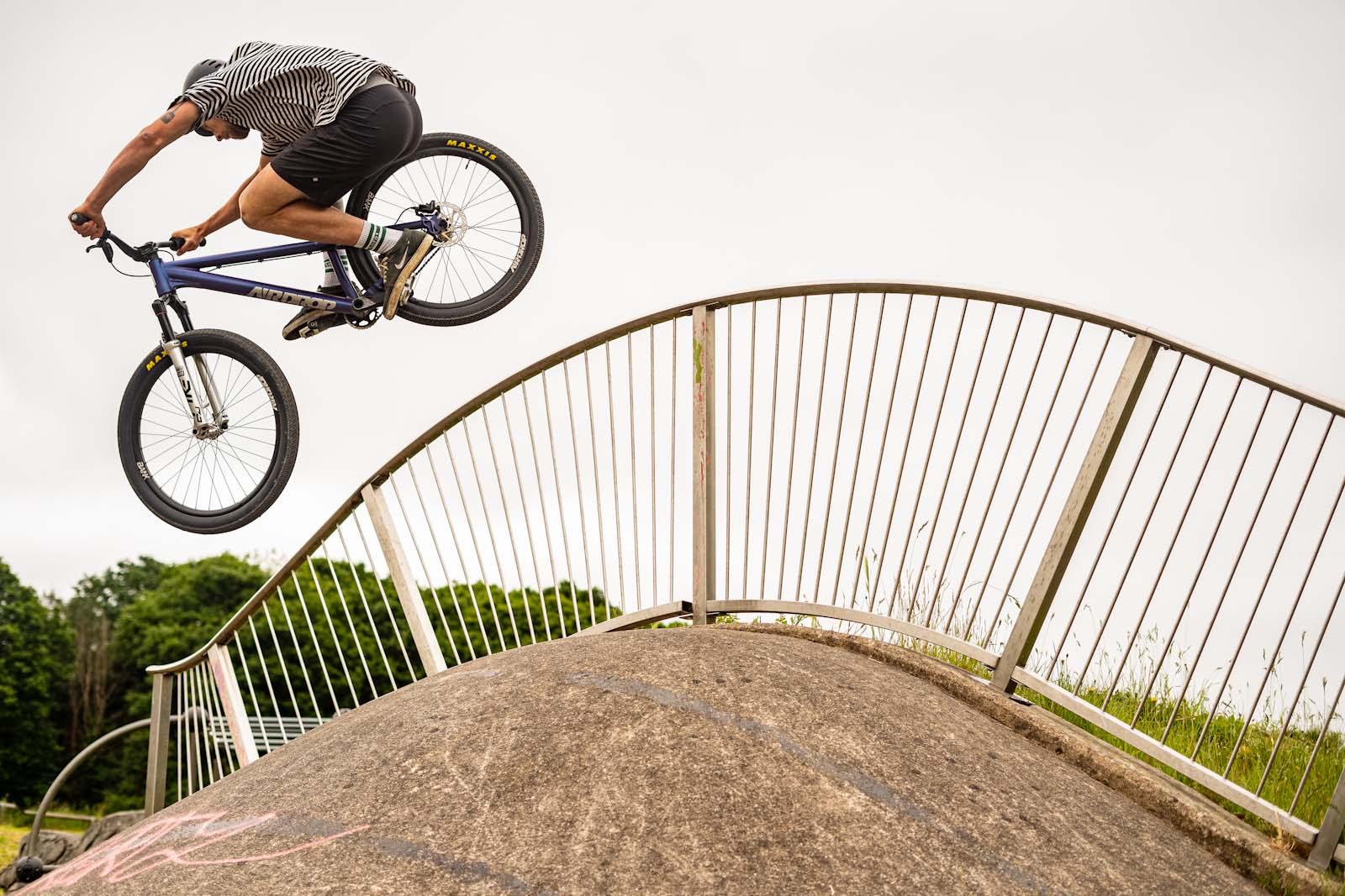 Airdrop Bikes Fade dirt jumper, fence hop