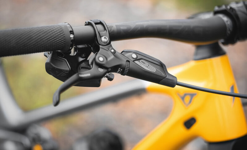 yt izzo uncaged 11 sram g2 rsc brakes