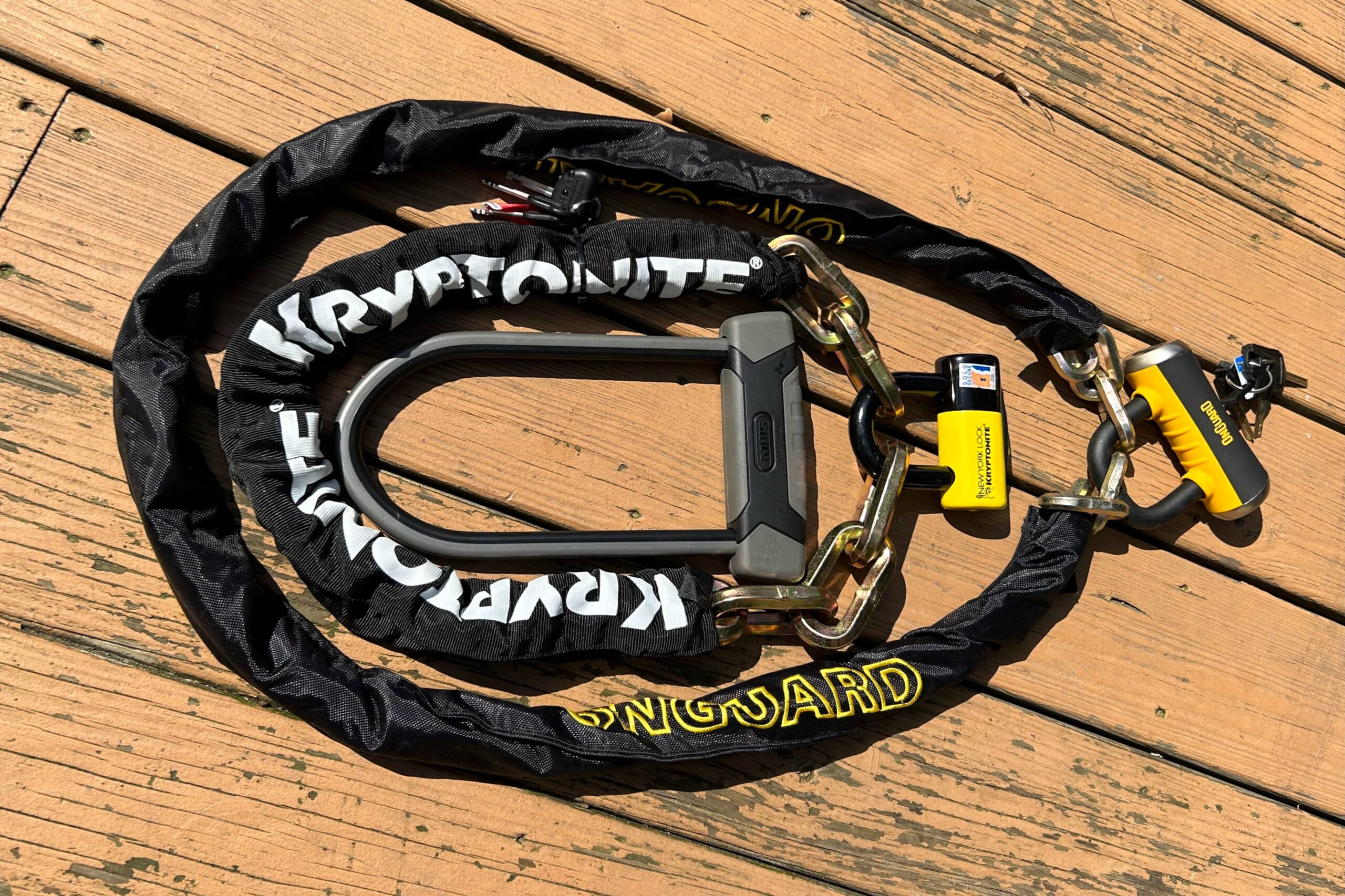 A comparison of the size of chain locks and a U-lock