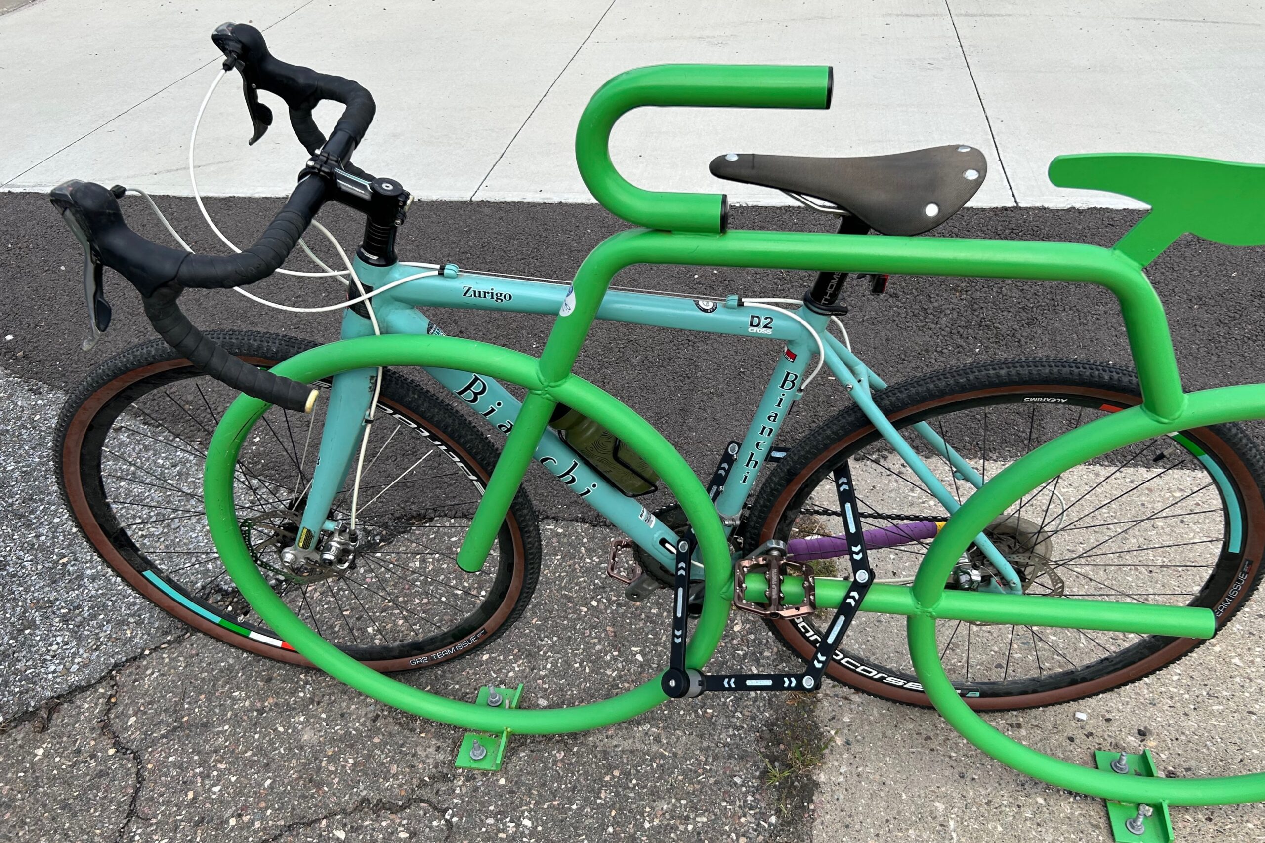 The Kyrpotonite KryptoLok 610 S folding lock in use locking a bike to a bike rack