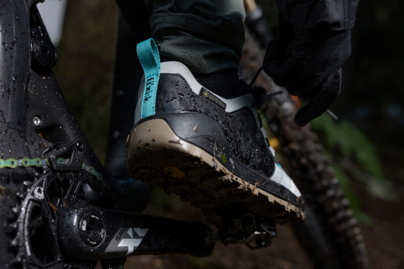 fizik ergolace gtx clipless shoe clipped-in