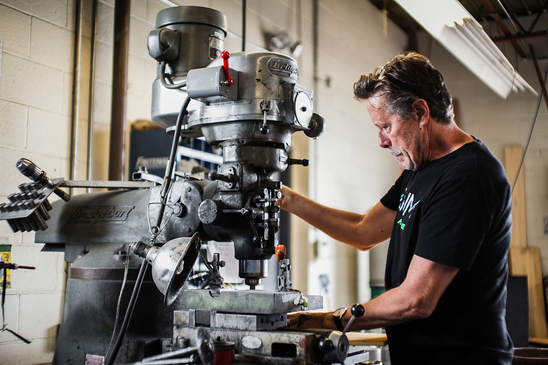 parlee cycles founder bob parlee working a machine to design road bikes