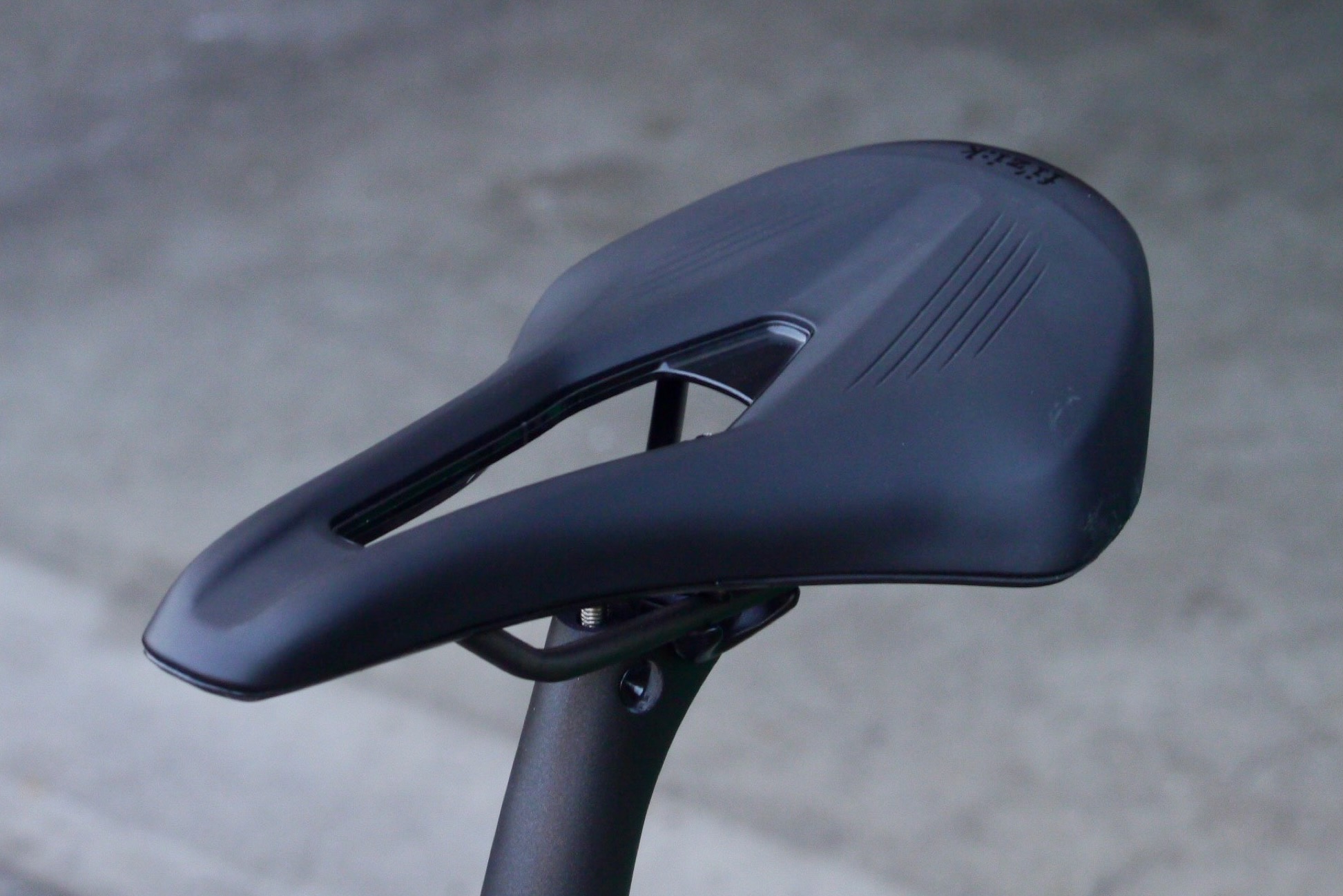 The large cutout of the Fizik Vento Argo R3 road bike saddle