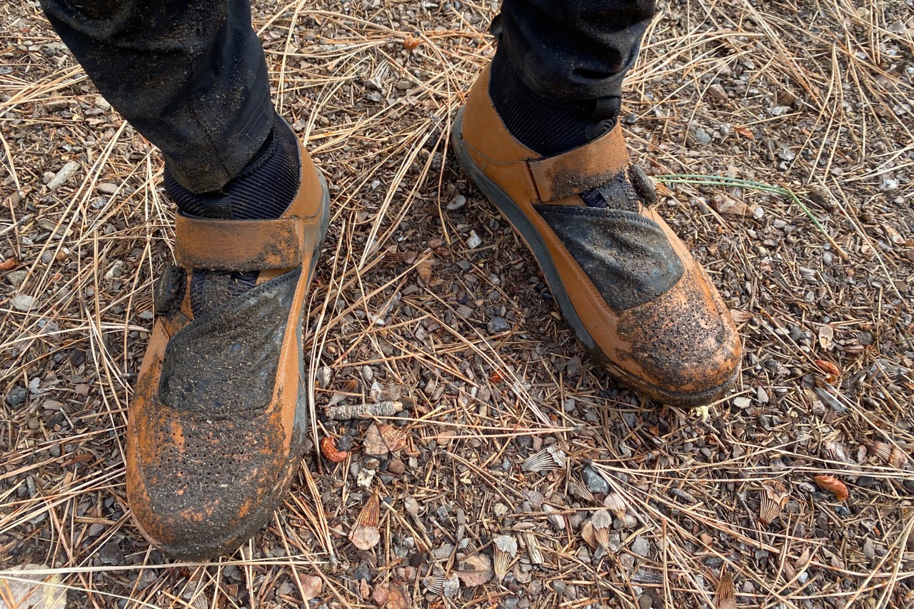 Mud and moisture on the Shimano GE900 GTRX shoes after a wet ride