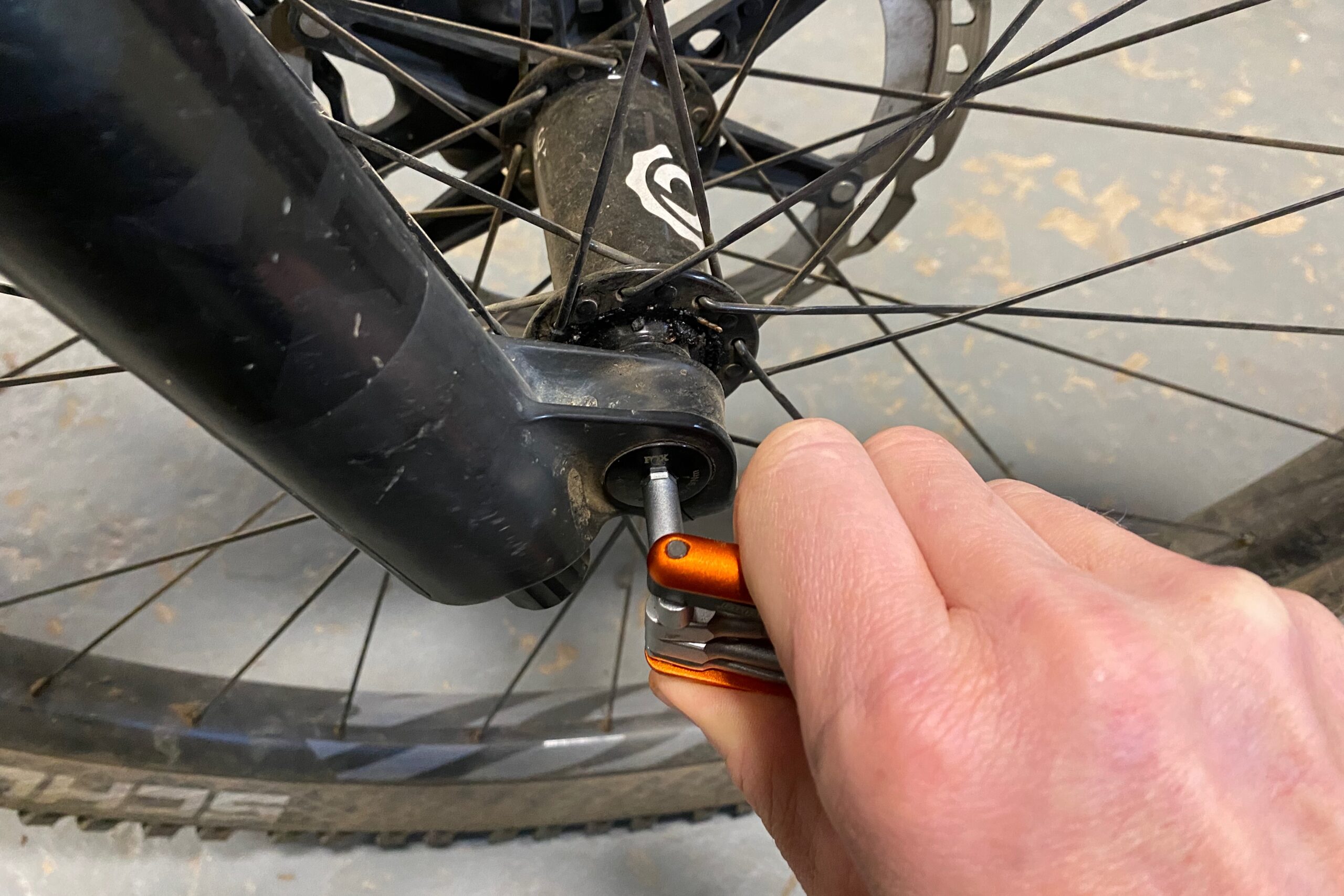 Using the Cannondale 18-in-1 with Dynaplug to tighten a thru-axle on a mountain bike