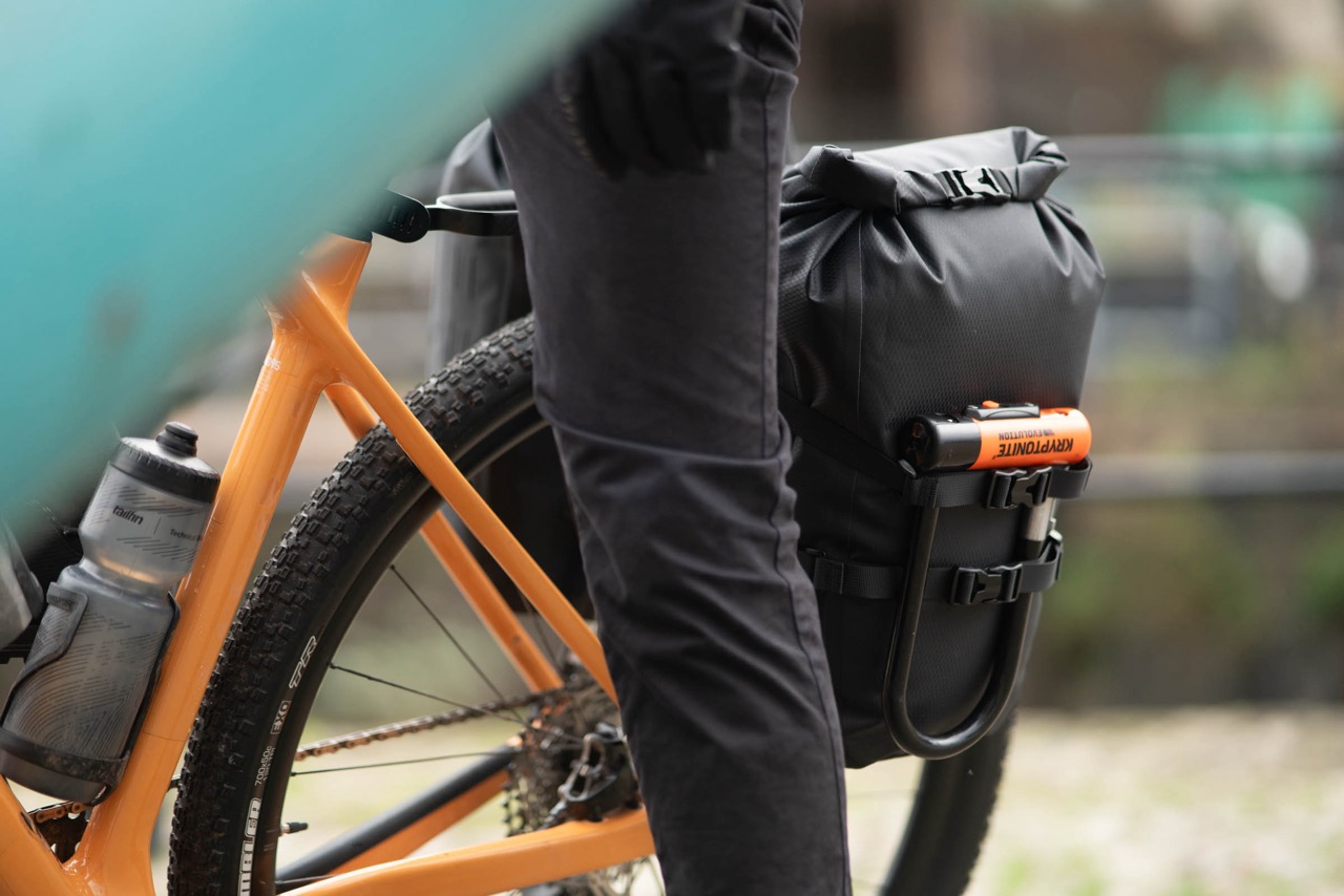 Tailfin 16-liter Pannier launch convenient straps