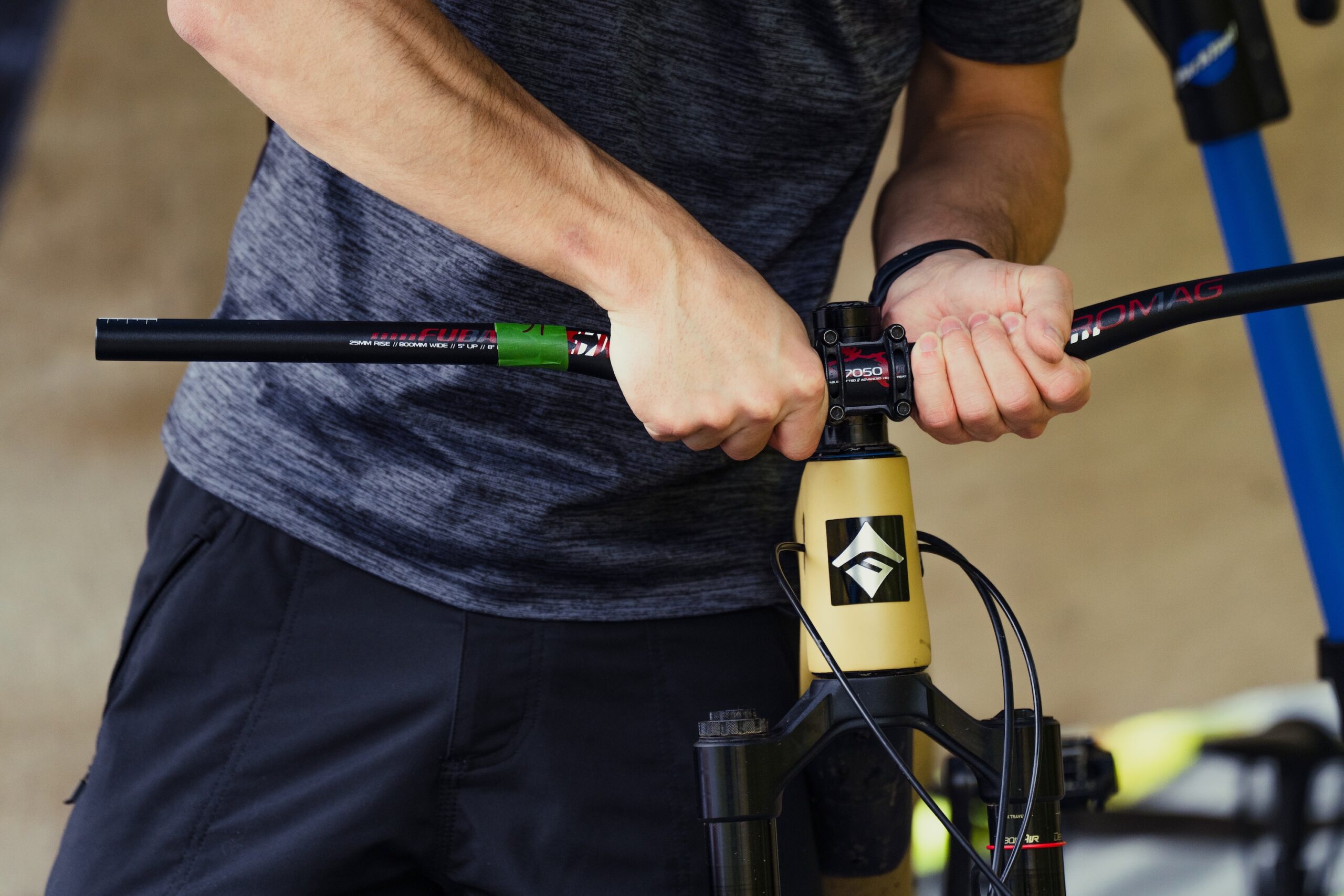 Adjusting the roll of a mountain bike handlebar while installing it.