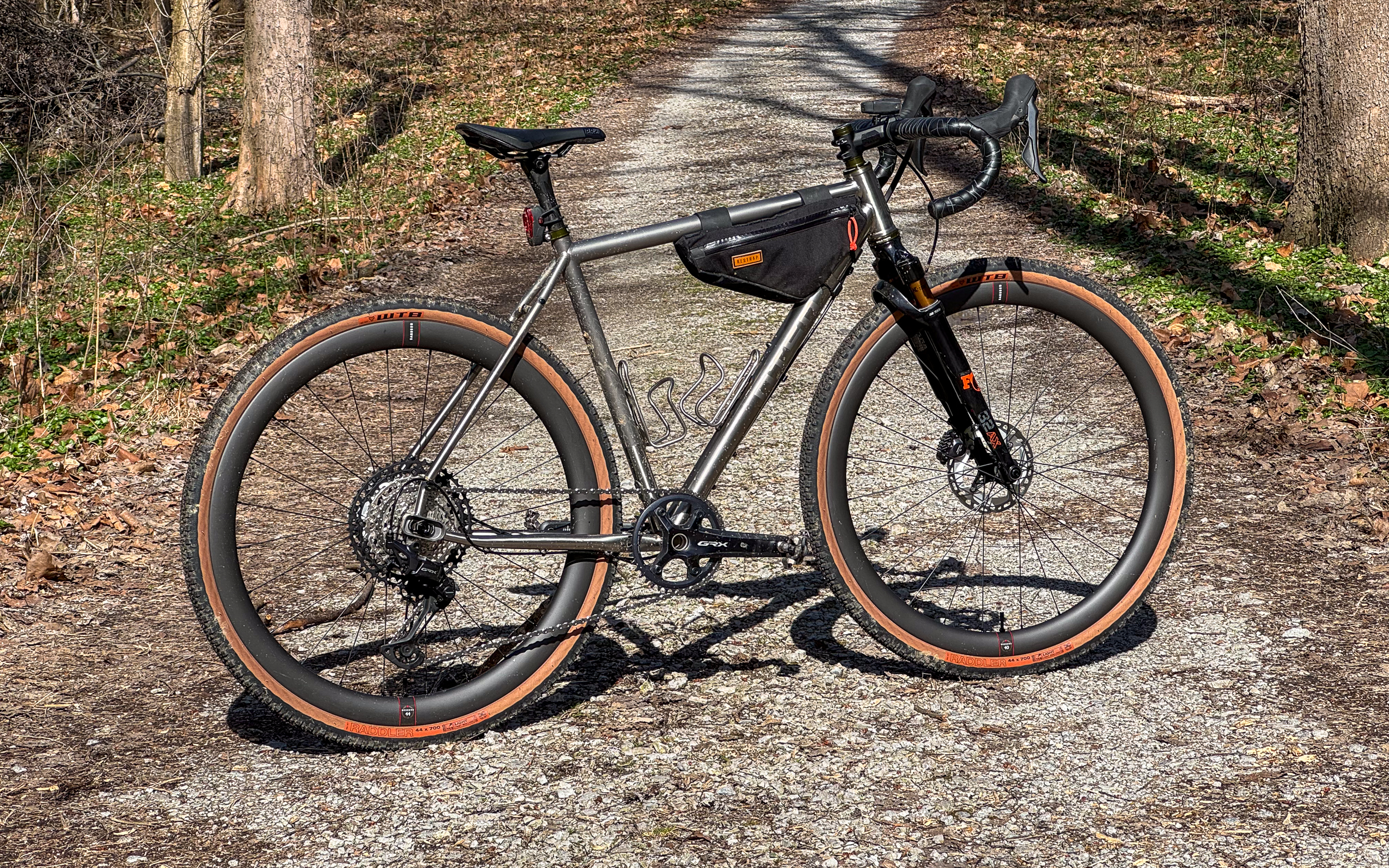 Reserve carbon wheels 40 44 GR on titanium gravel Otso Warakin Ti