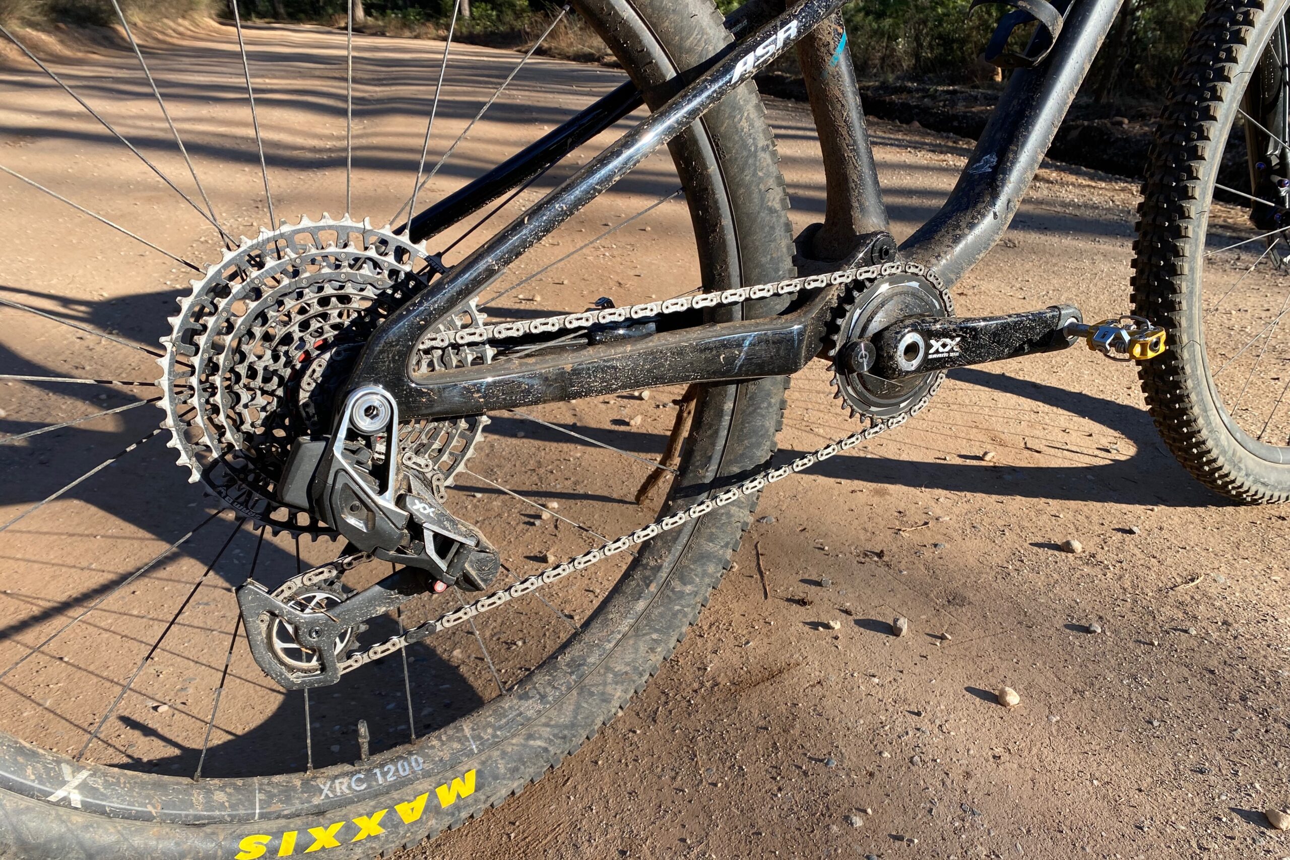A look at the SRAM XX SL Transmission drivetrain dna Quarq power meter that work with the Flight Attendant suspension system