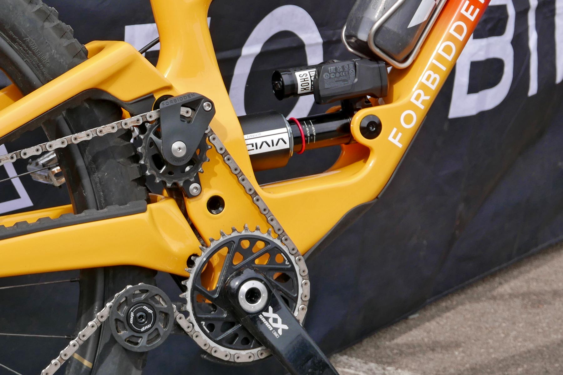RockShox Vivid Flight Attendant Enduro automatic electronic control gravity mountain bike suspension BlackBox prototype, Vivid Air can
