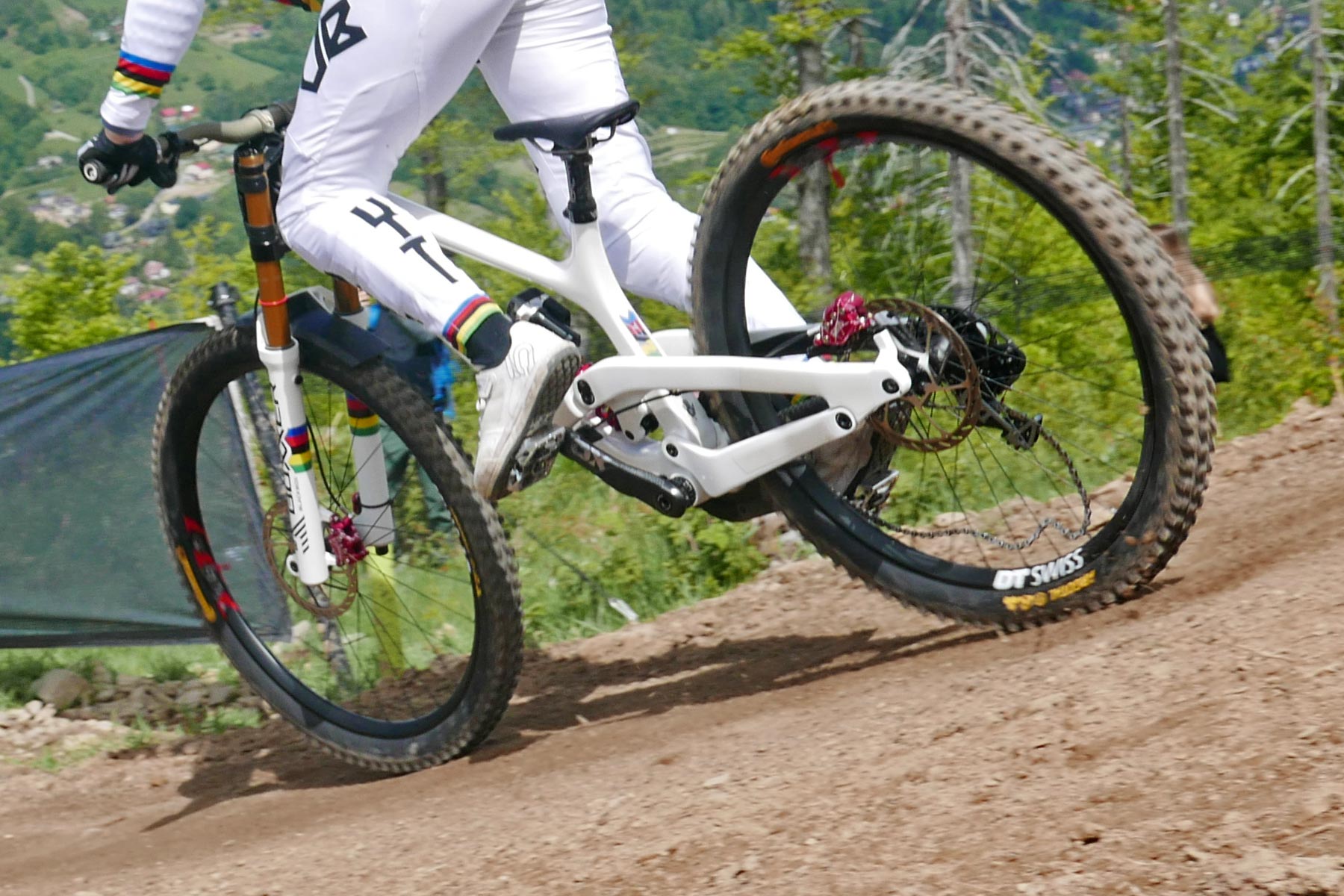 YT Tues carbon downhill bike of DH World Champion Vali Hoell, Valentina Höll, prototype RockShox BlackBox Flight Attendant suspension, broken chain