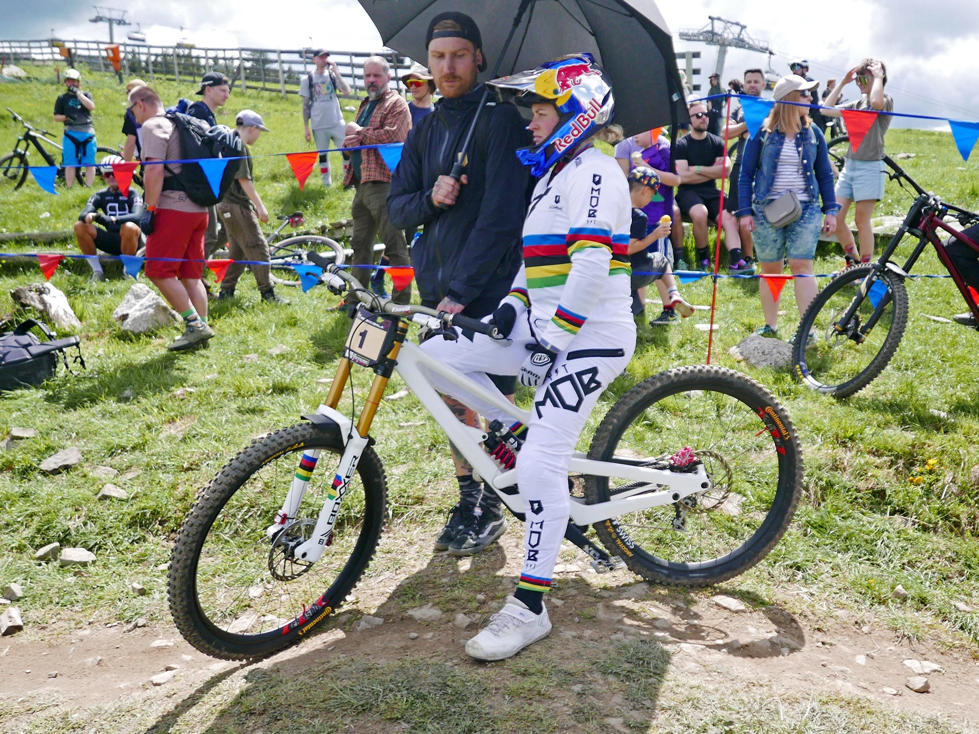 YT Tues carbon downhill bike of DH World Champion Vali Hoell, Valentina Höll, prototype RockShox BlackBox Flight Attendant suspension, pre-race line-up
