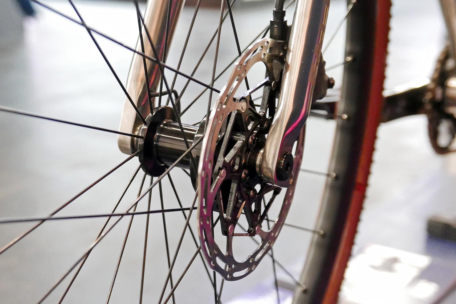 SON 29 S sleek low-profile hub dynamo hidden behind the disc brake rotor