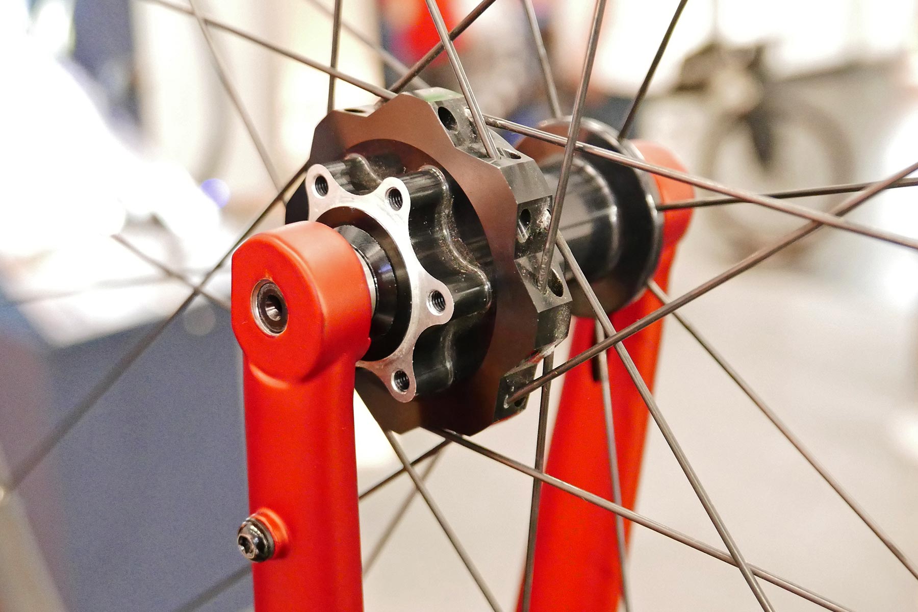 SON 29 S sleek low-profile hub dynamo, 6-bolt disc