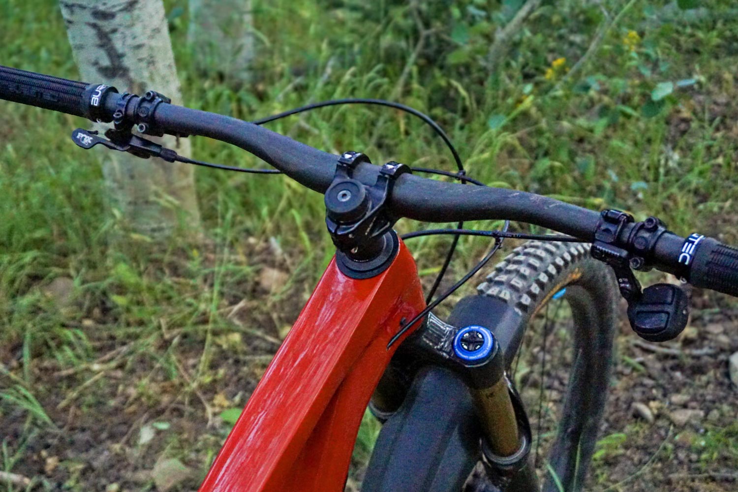 Forge and Bond 25 MTN vibration-damping FusionFiber carbon mountain bike handlebar, on a trail bike