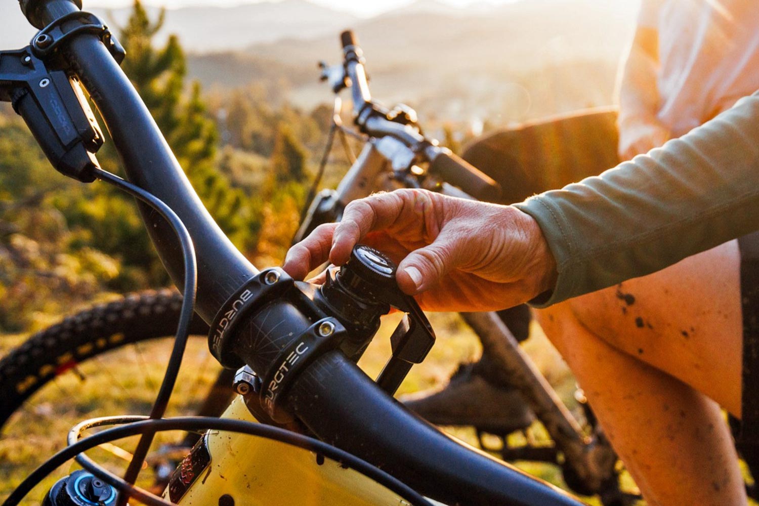 Pademelon CS.1 adjustable hydraulic steering damper, on-the-fly adjustability