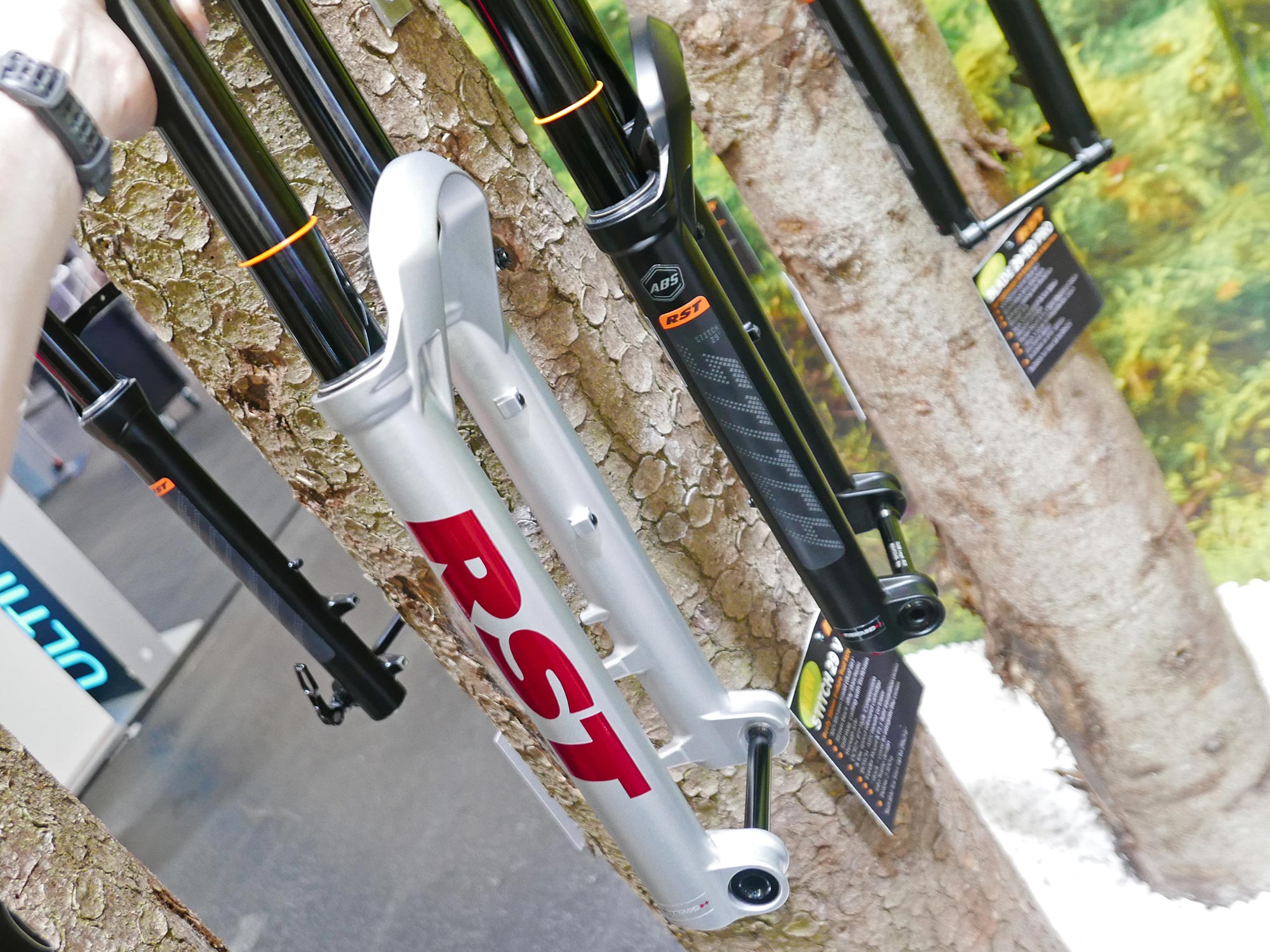 RST Limited Team Edition mountain bike forks, Stitch Team silver vs. standard black enduro fork