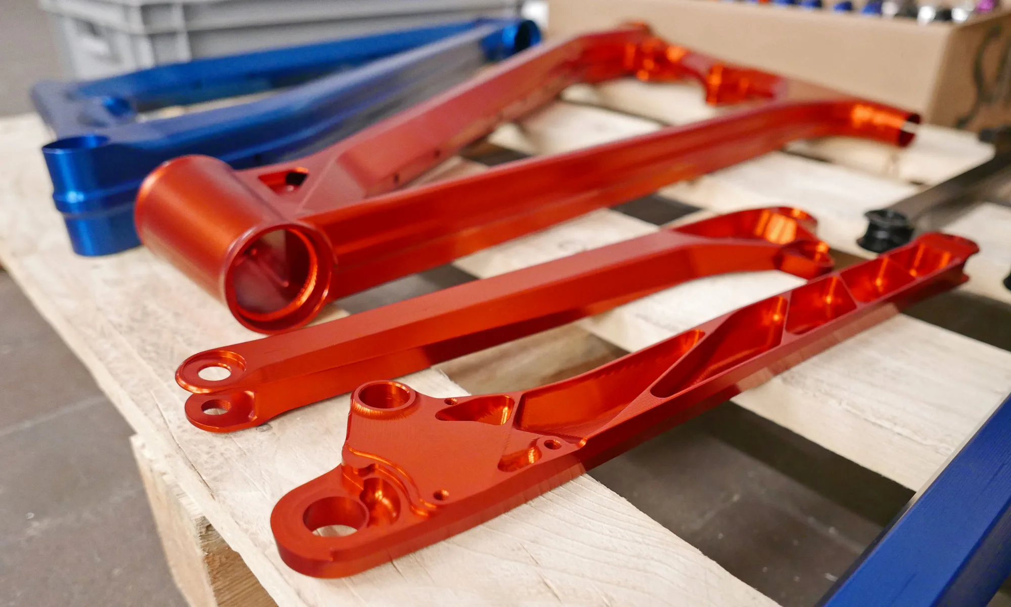 ActoFive Factory Tour: CNC-machined aluminum mountain bikes made-in-Germany, red & blue custom