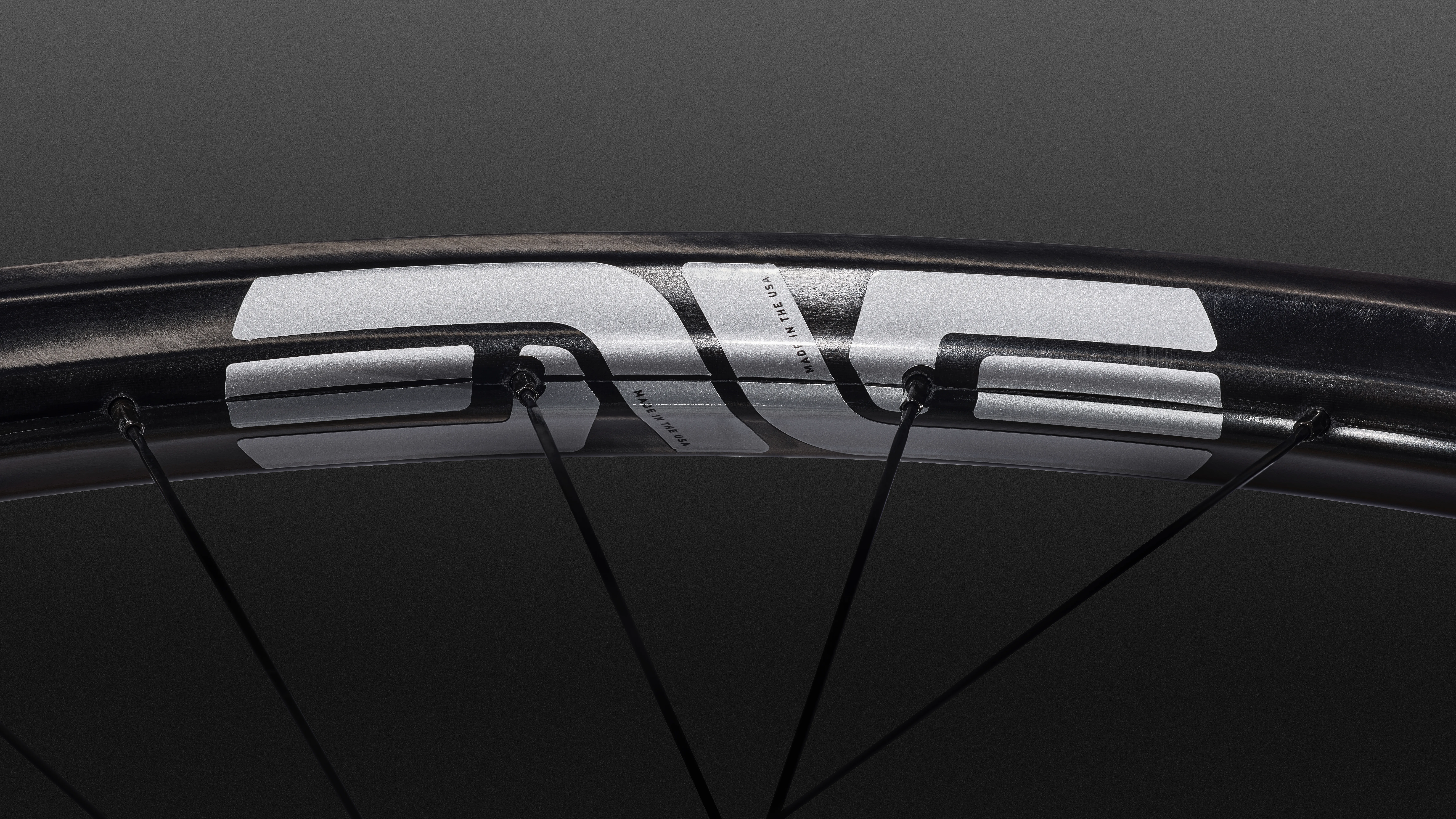 Close up ENVE M5 Pro wheels logo