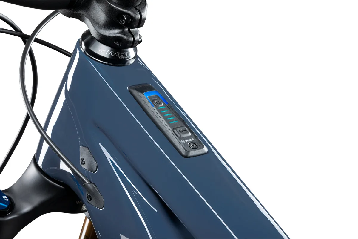 2025 Pivot Shuttle LT, top tube display