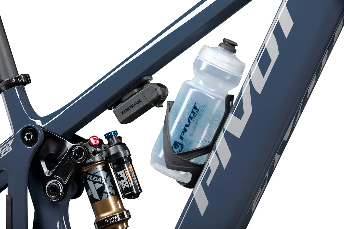 2025 Pivot Shuttle LT, water bottle and Dock tool