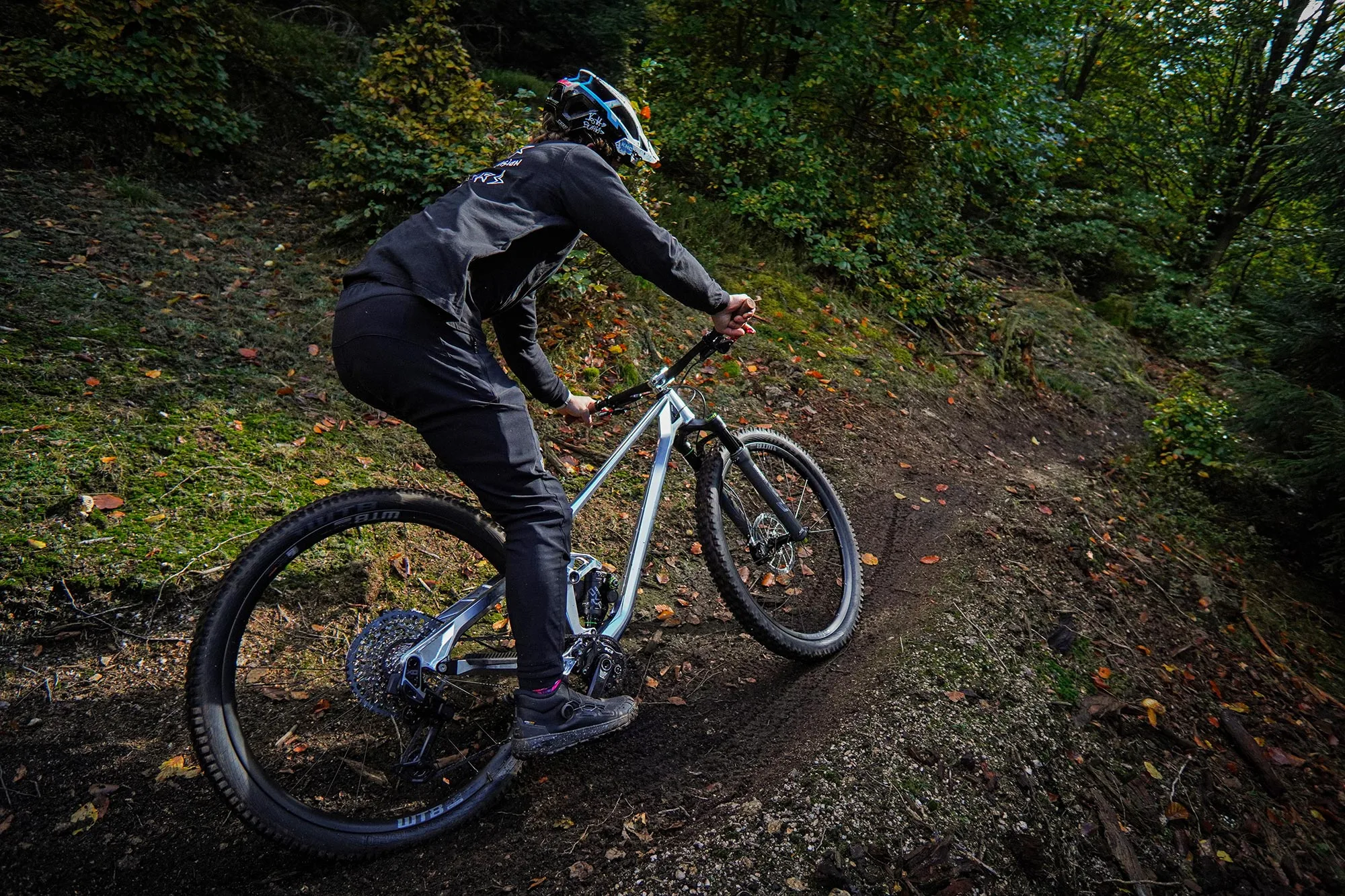 2024 ActoFive I-Train Mk2 adjustable CNC-machined aluminum short-travel 29er Trail Enduro mountain bike, riding