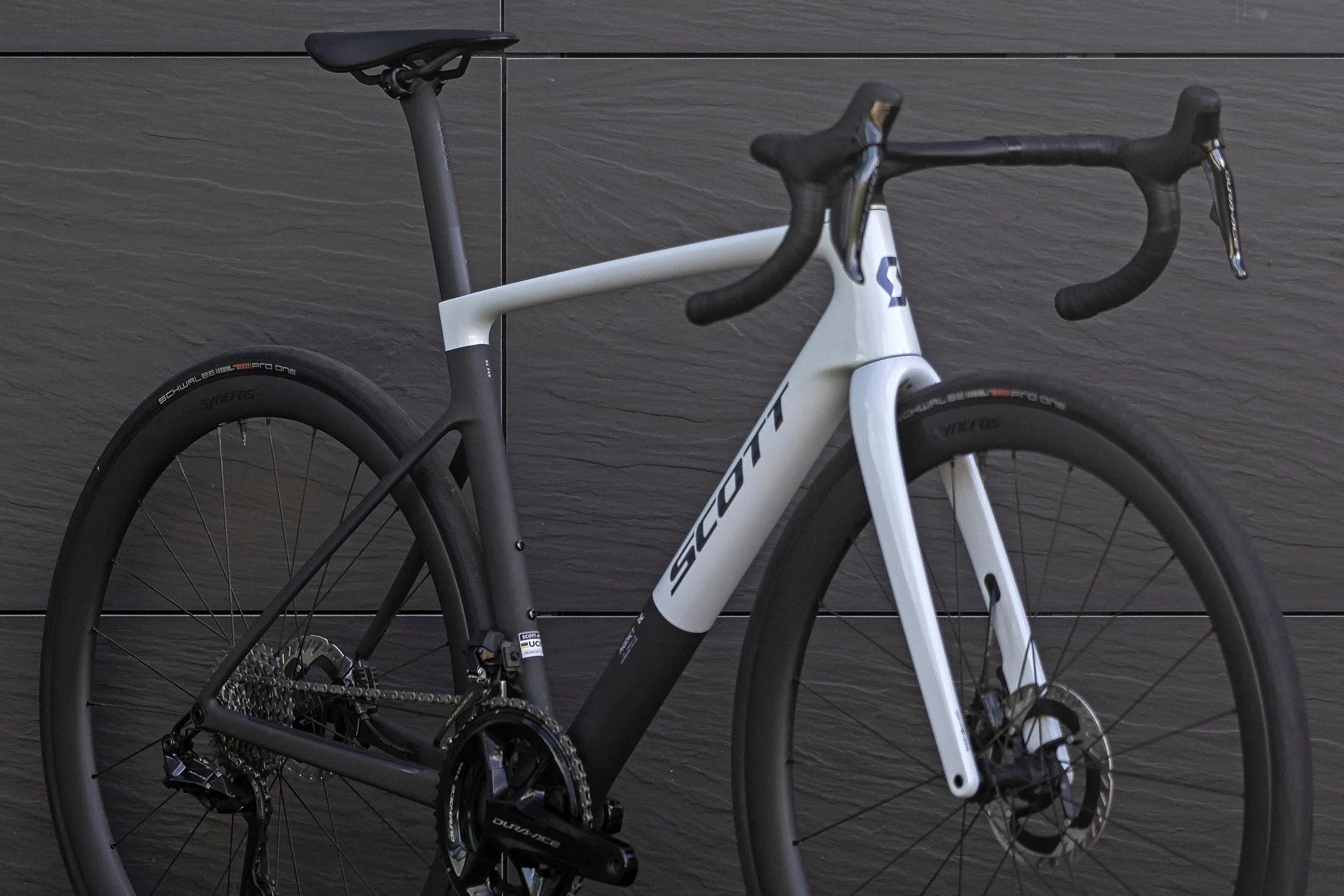 Scott-Addict-RC-ultralight-carbon-road-bike_photo-by-Brazo-de-Hierro_angled