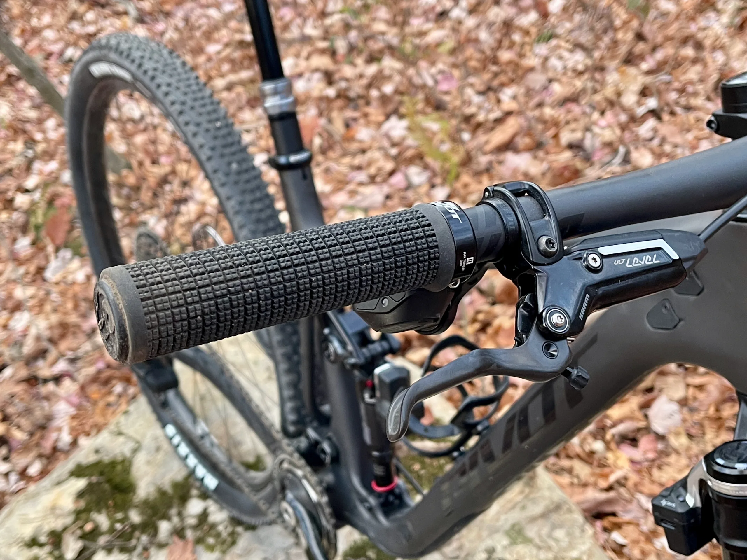 Pivot Mach 4 SL Flight Attendant Review brakes