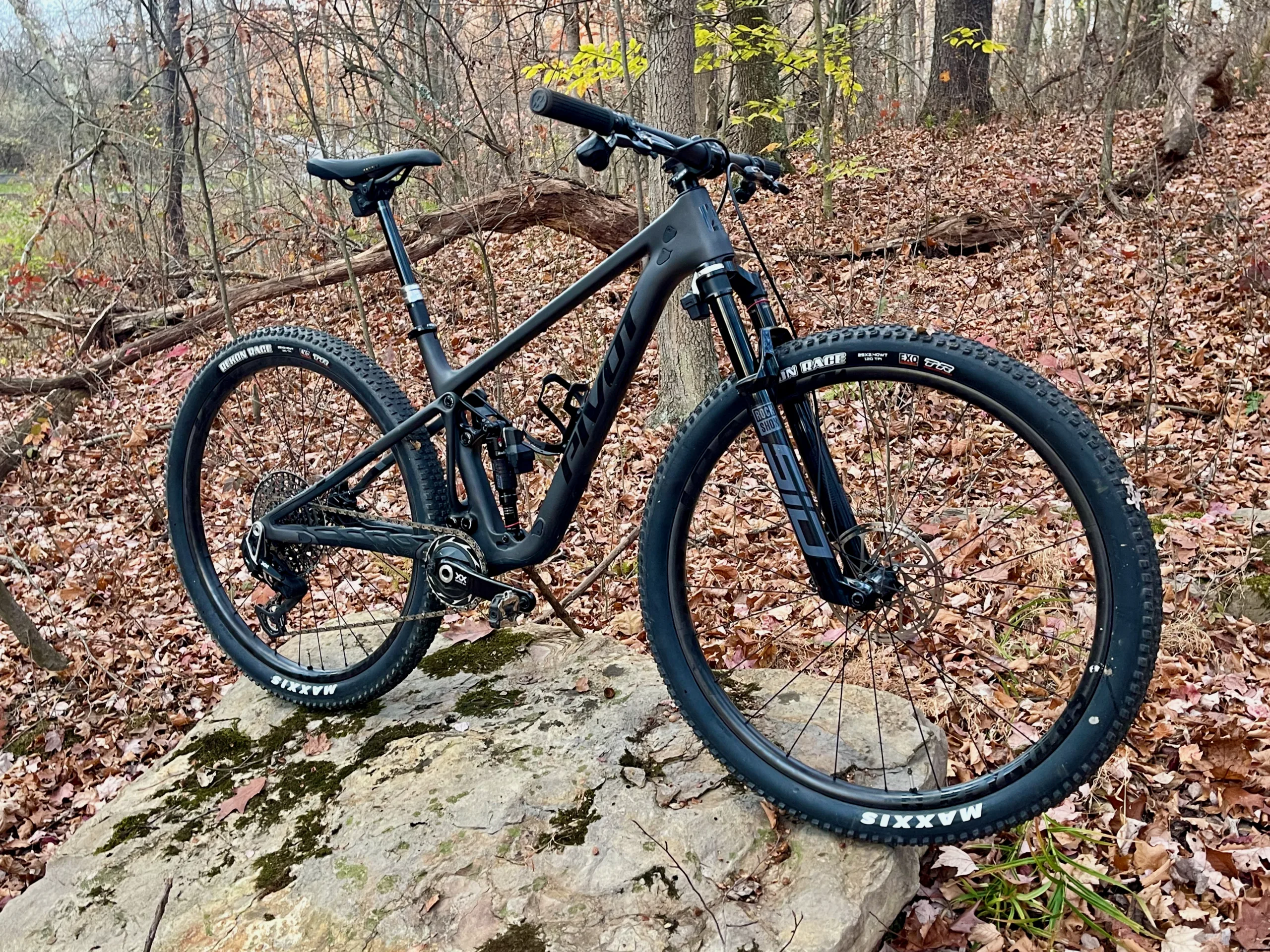 Pivot Mach 4 SL Flight Attendant Review on rock side