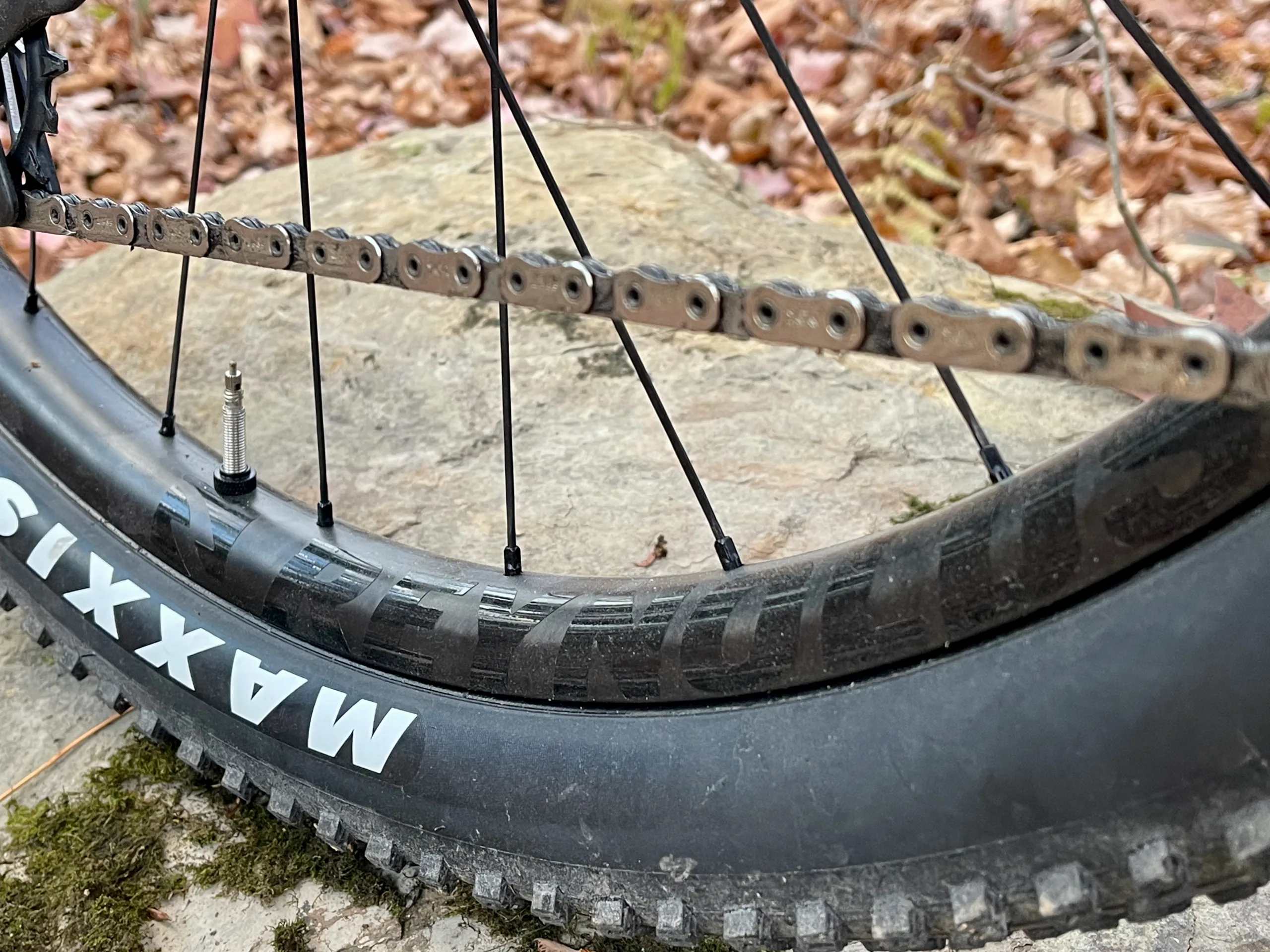 Pivot Mach 4 SL Flight Attendant Review wheels