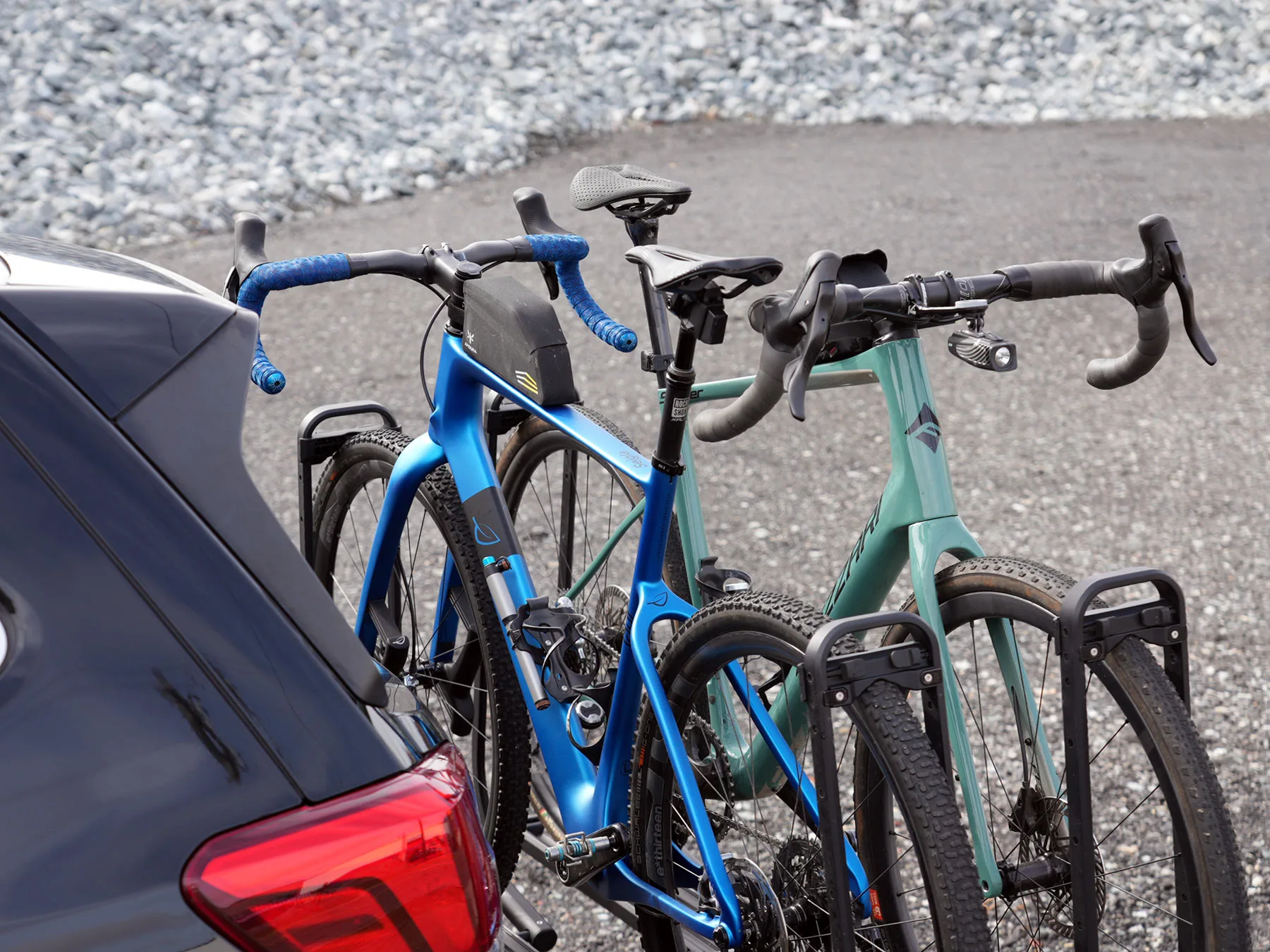 closeup details of handlebar clearance on kuat piston pro bike rack.