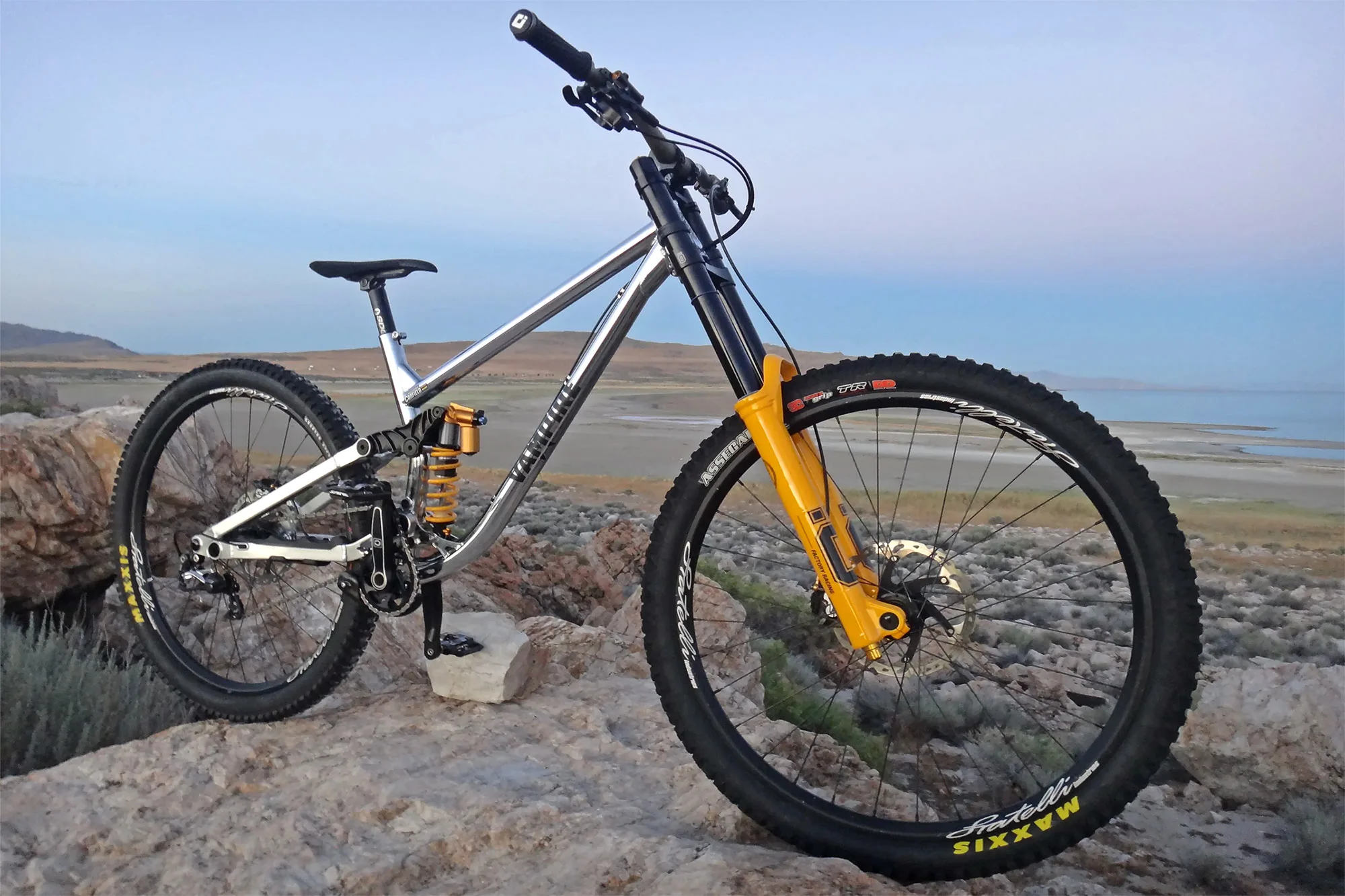 Vampire Fastarossa DH bike low mid high pivot adjustable CF3 suspension