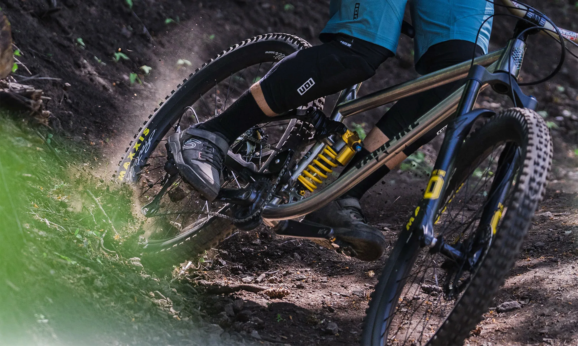 Vampire Fastarossa DH bike low mid high pivot adjustable CF3 suspension, prototype testing
