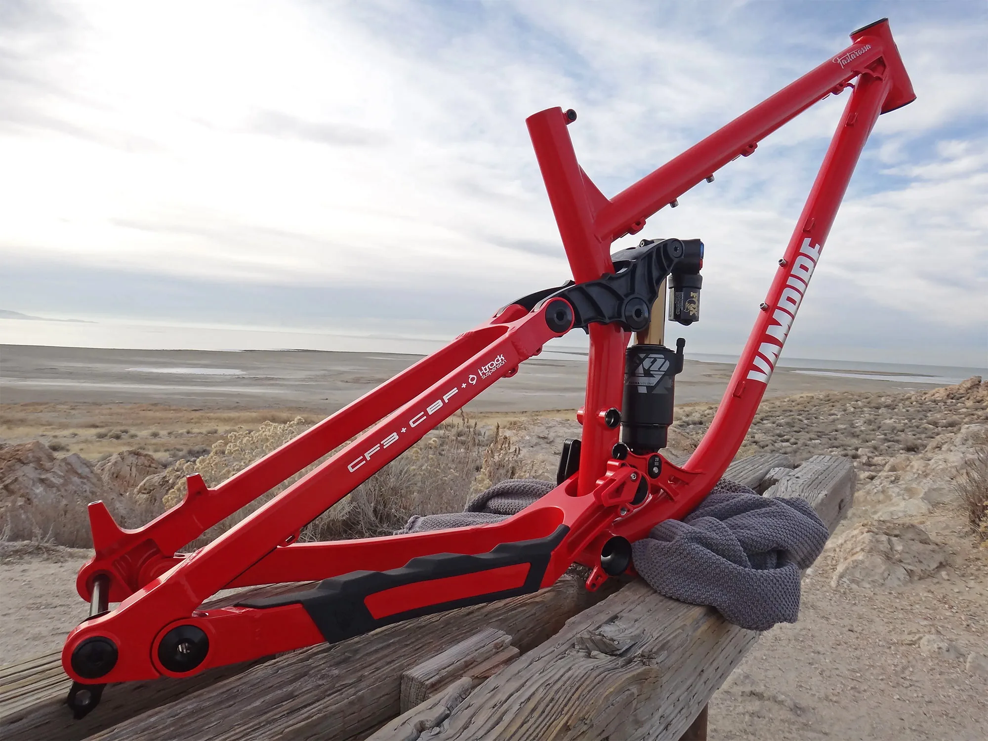 Vampire Fastarossa DH bike low mid high pivot adjustable CF3 suspension, frame angled