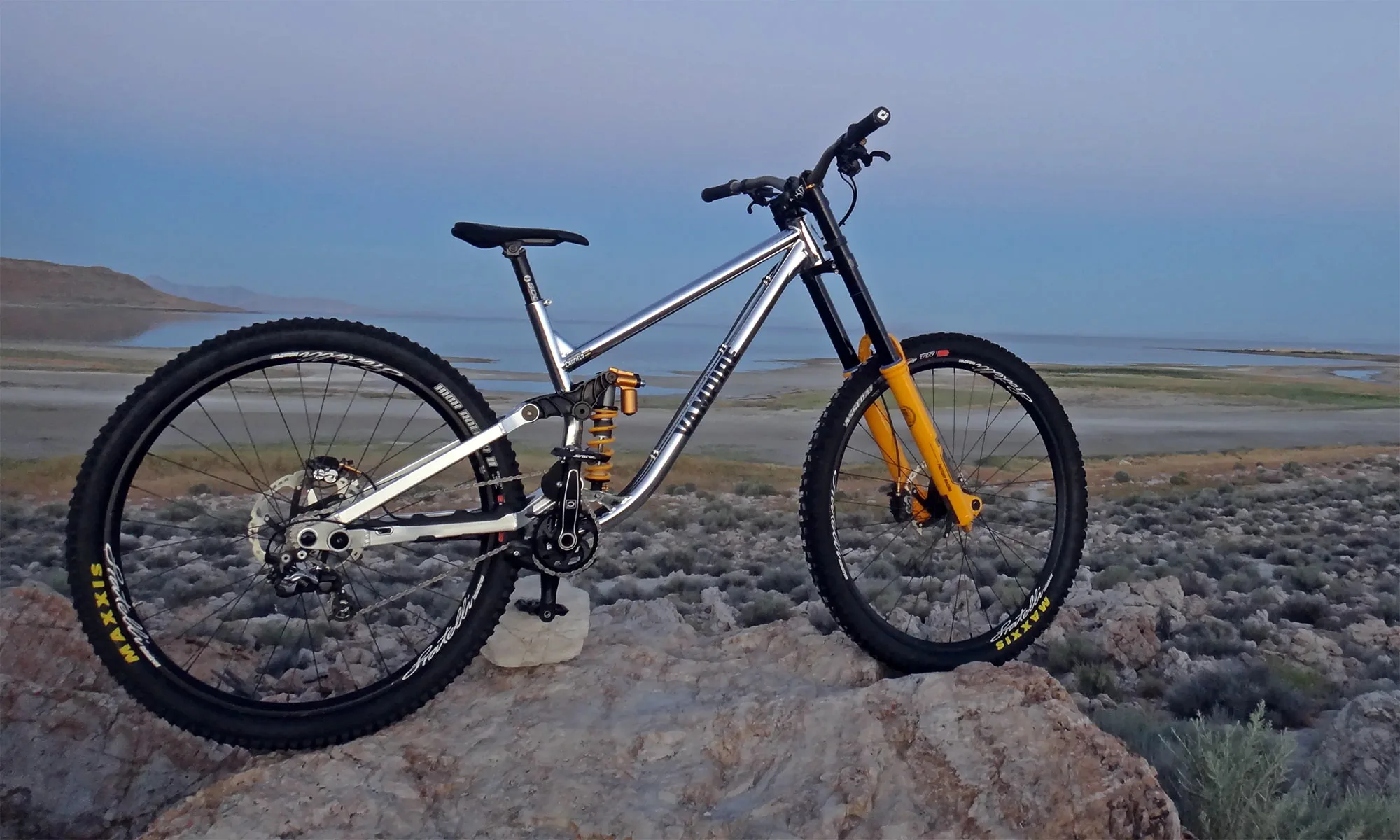 Vampire Fastarossa DH bike low mid high pivot adjustable CF3 suspension, Chris Canfield downhill prototype