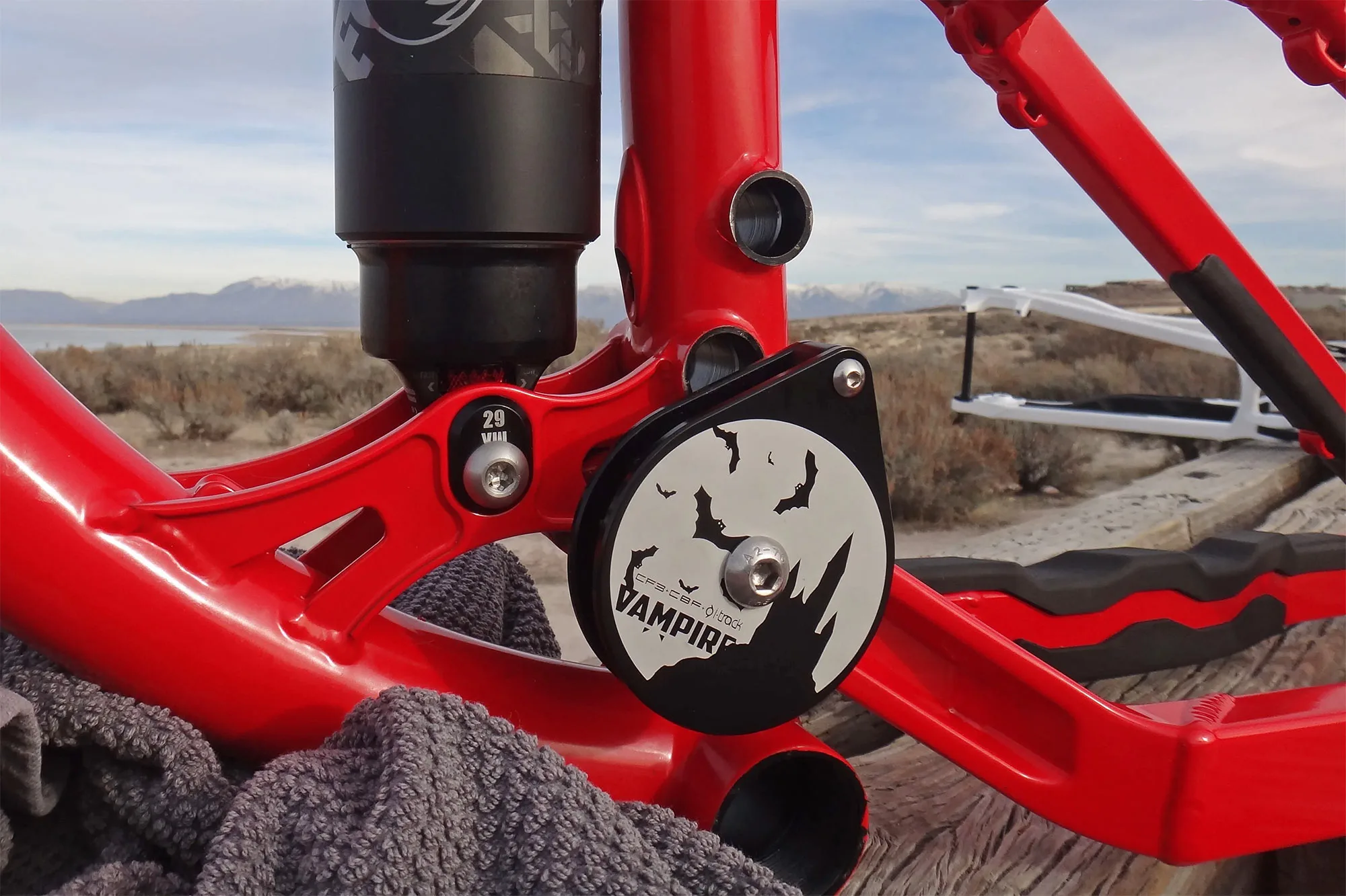Vampire Fastarossa DH bike low mid high pivot adjustable CF3 suspension, idler