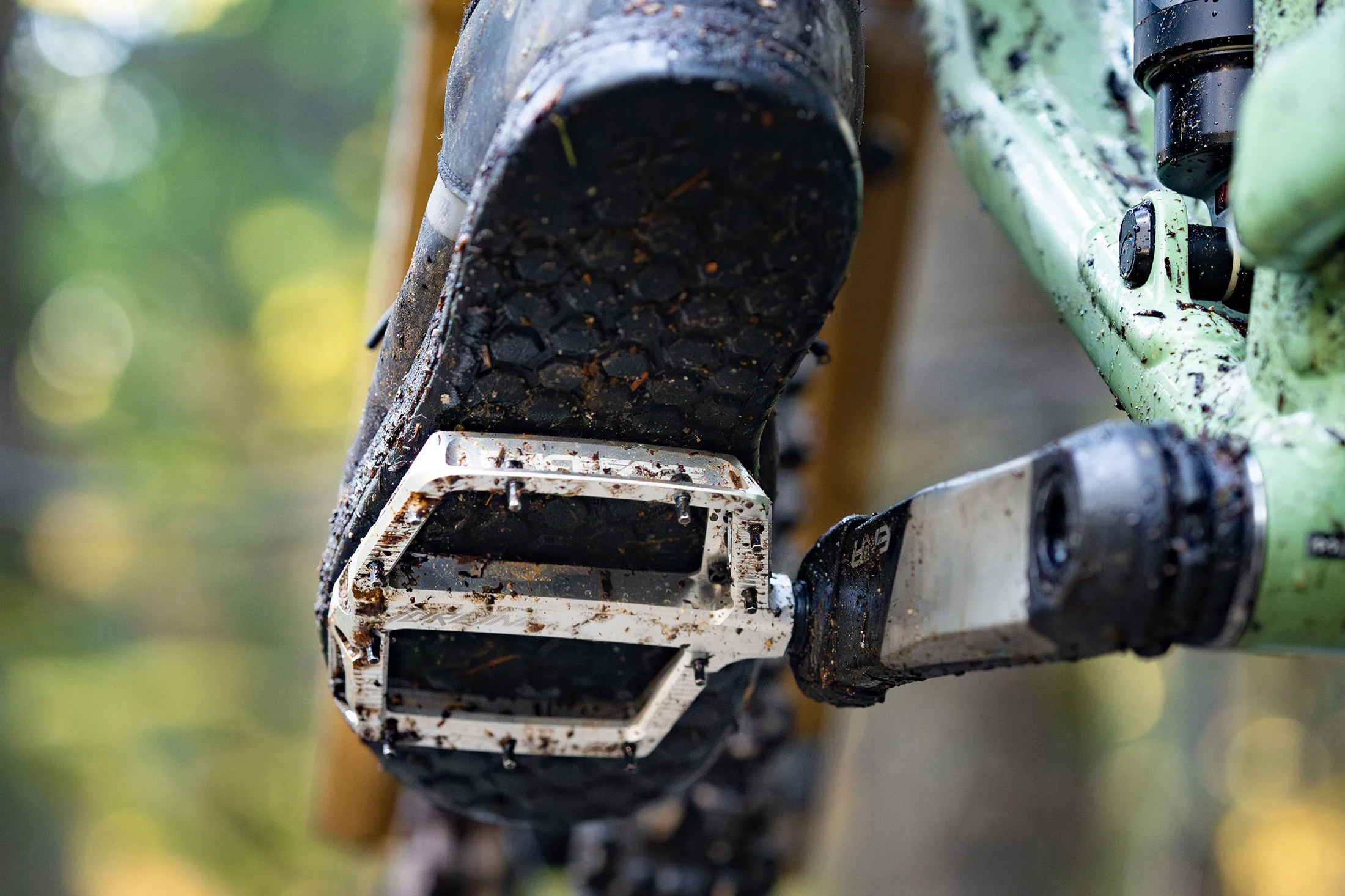 new race face turbine flat pedal under a riders shoe.