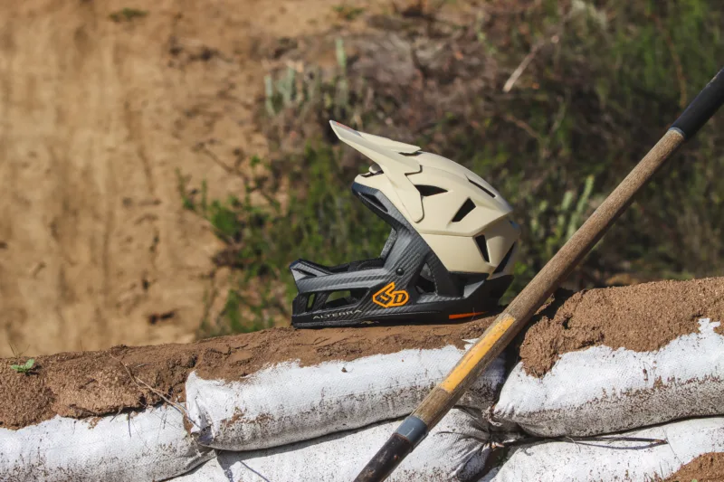 6D Alterra Light Weight Full Face Helmet Brings ODS Tech to Enduro