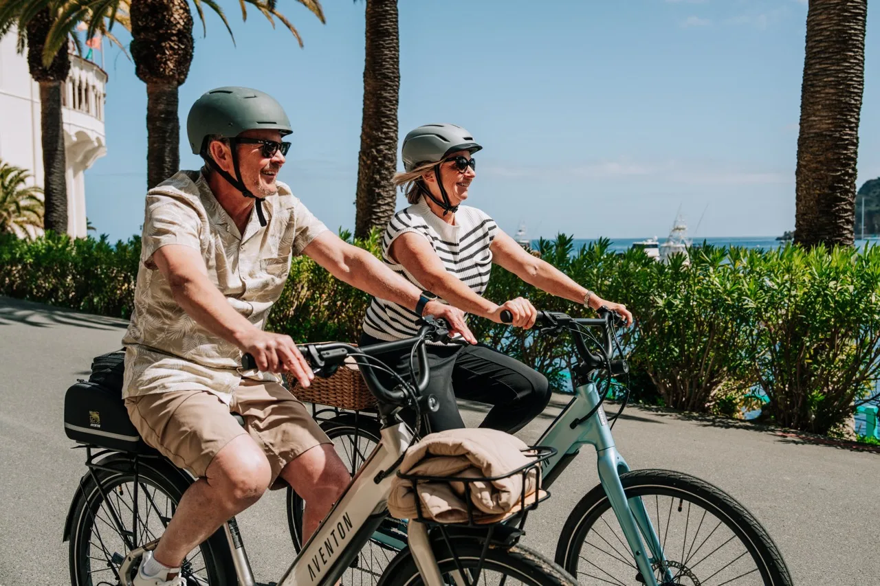 Aventon Pace 4 eBike Cruiser couple close up