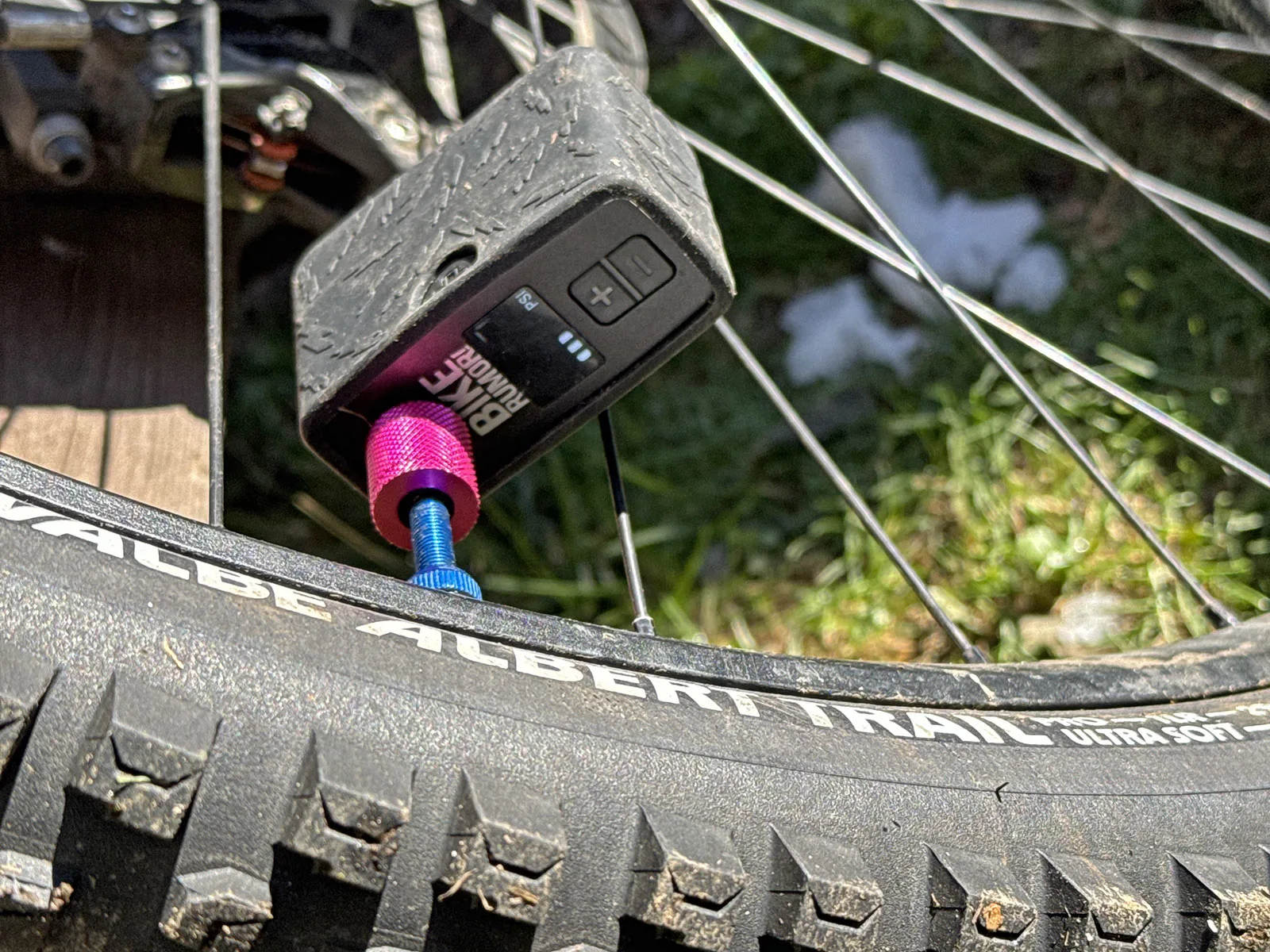 Muc-Off AirMach Electric Mini Pro Inflator tire pump Review, press it on an let it inflate