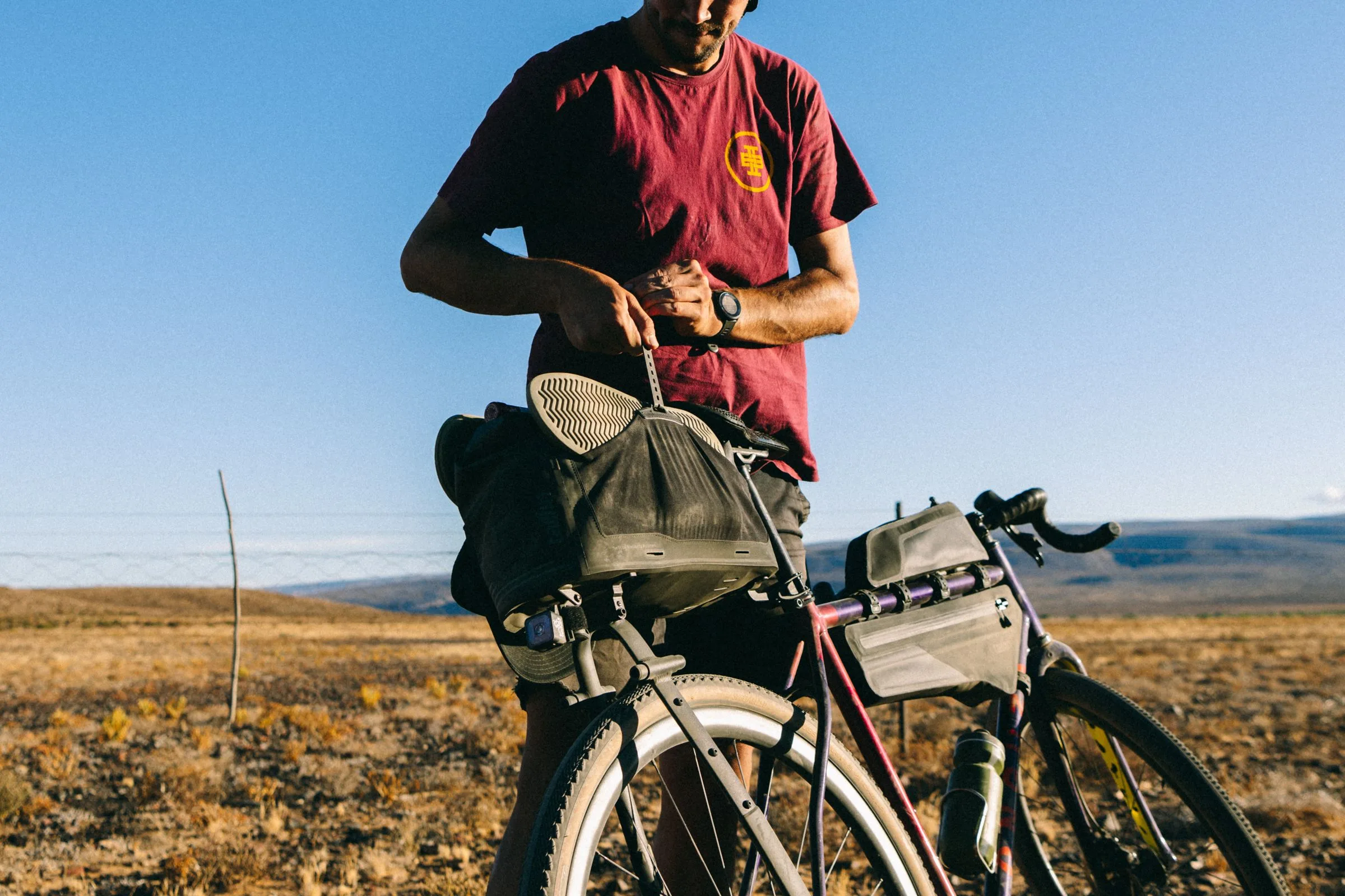 A cyclist closes up his Tailfin AP18 using the compression strap