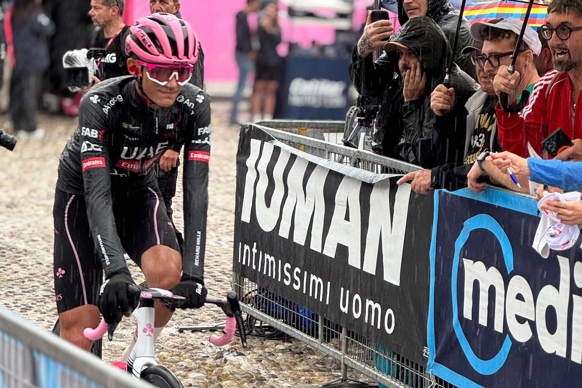 stage 16 Maglia Rosa Giro leader Isaac del Toro of UAE on a Colnago V5Rs in the rain at the start