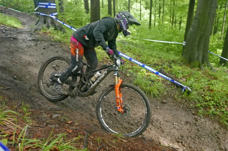 Elly Hoskin Wins Wet Bielsko-Biała Enduro World Cup on High-Pivot Devinci Spartan HP