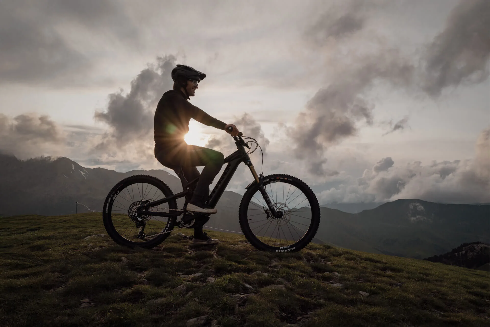 2026 commencal meta sx800 e-mtb shown with a rider