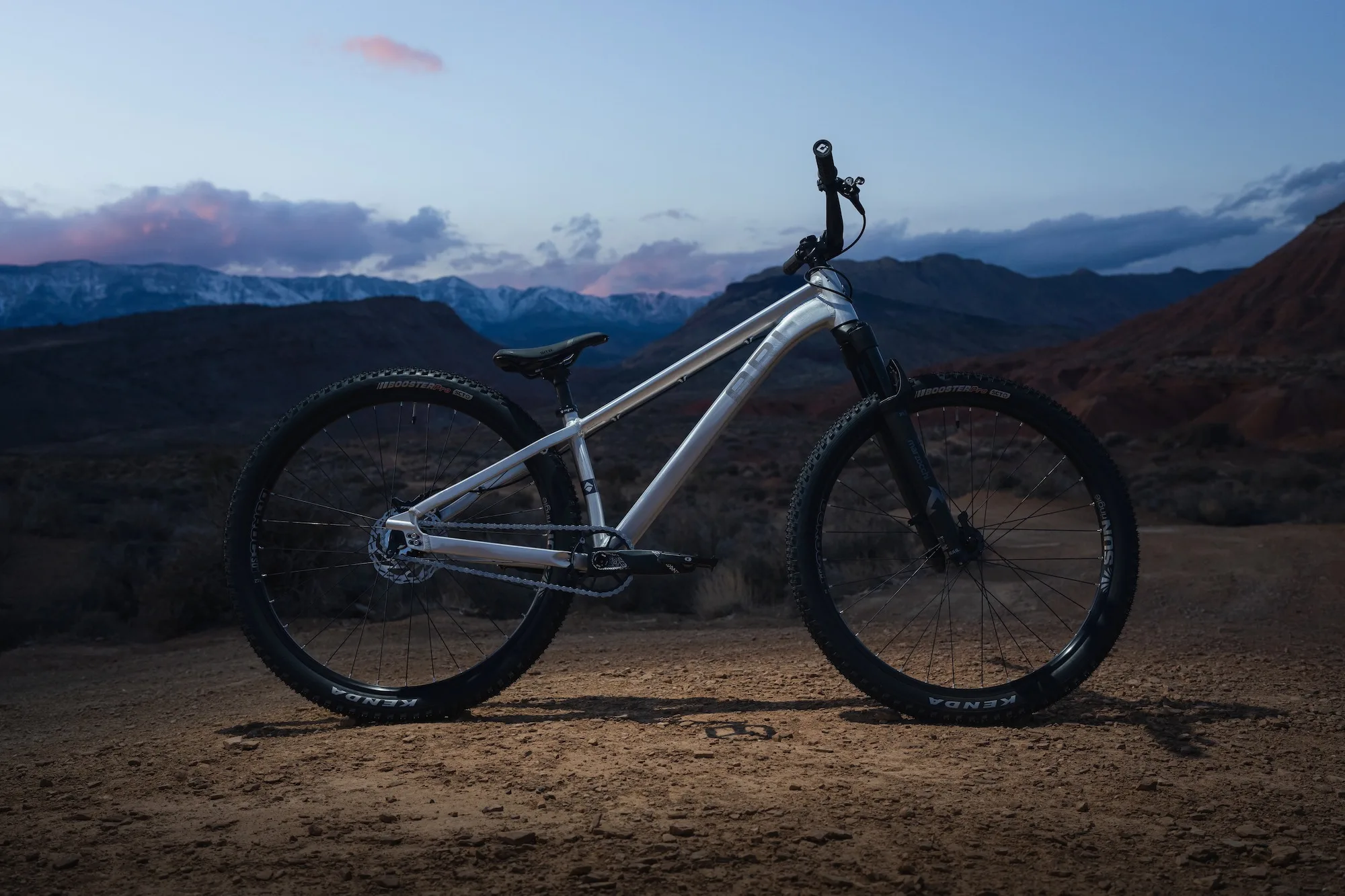 stock image of the new Ari 810 dirt jumper.