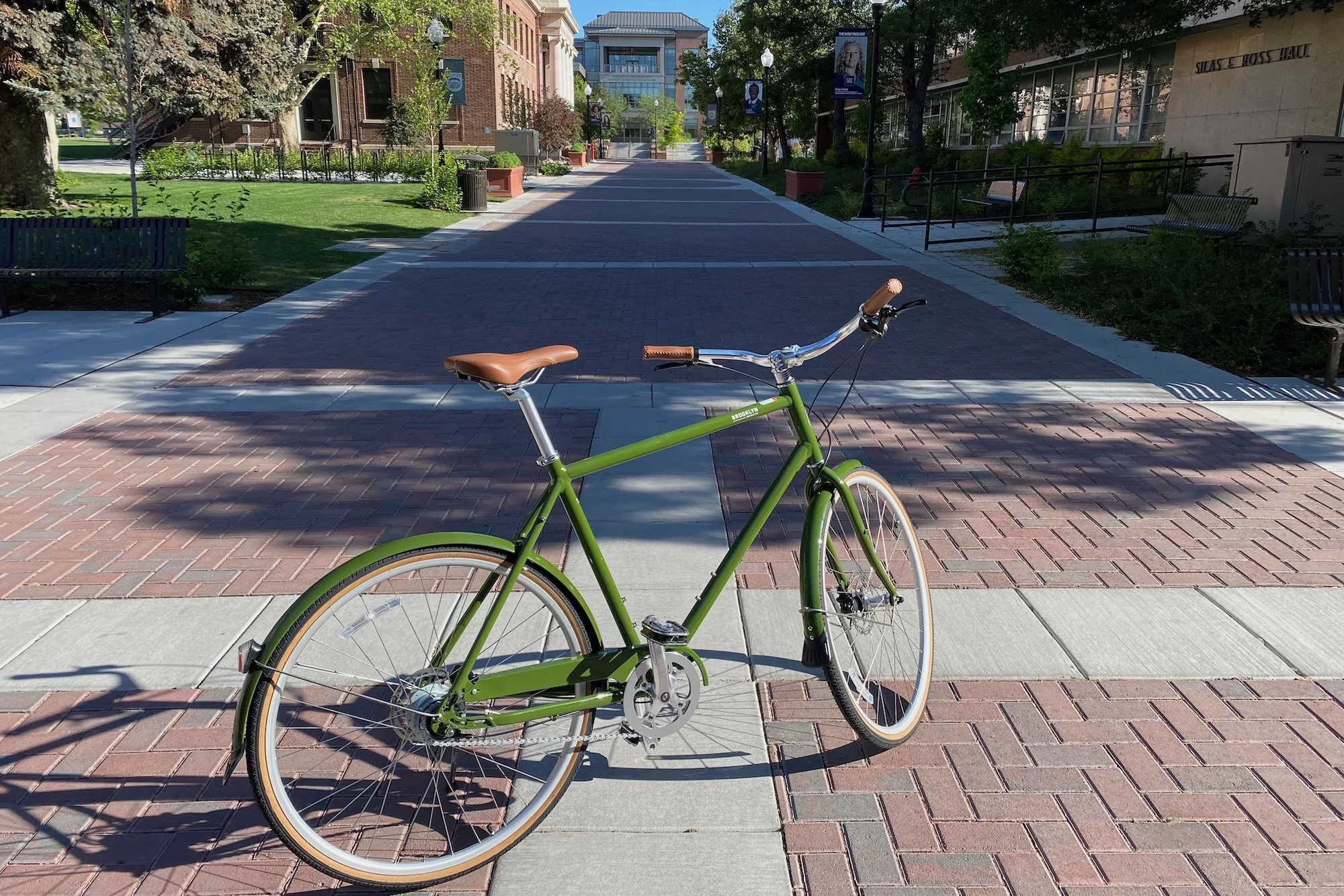 The Brooklyn Driggs 8i Disc city bike parked on a college campus