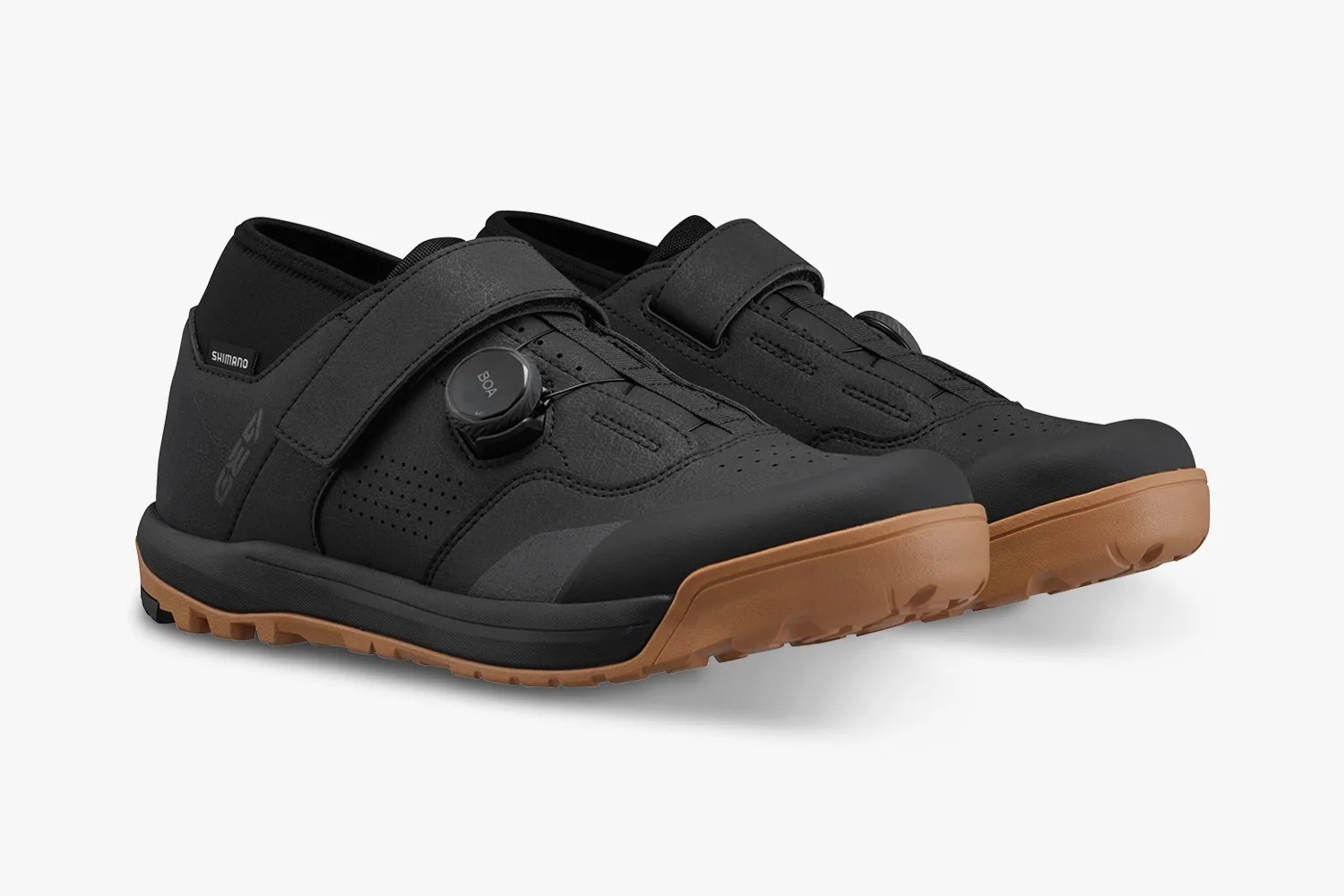 Studio image of the GE900HS shoes in black