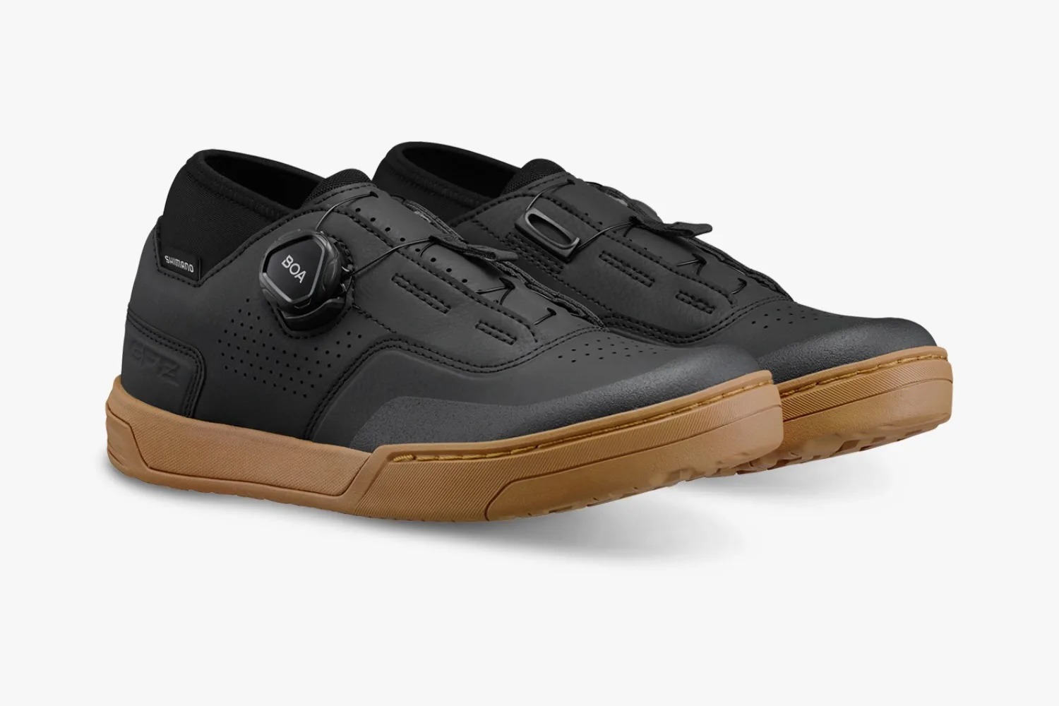 Studio image of the new Shimano GF800W shoes in black